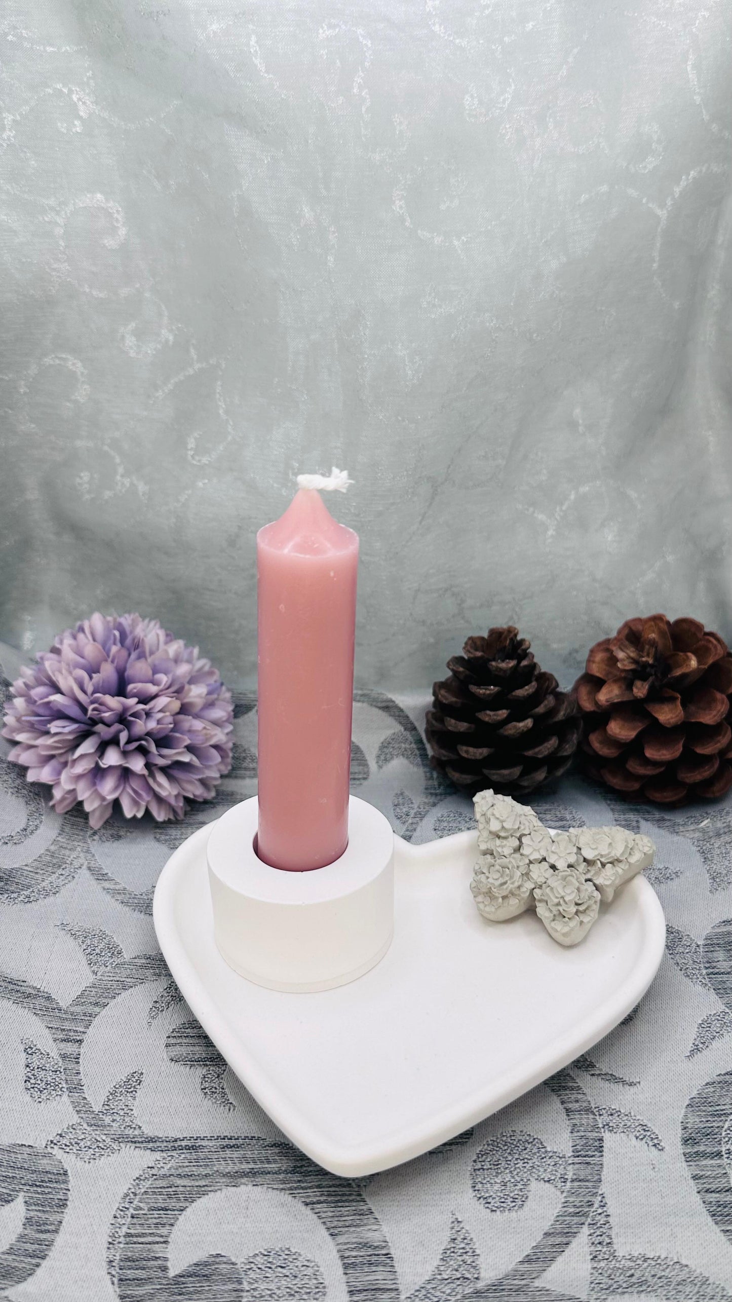 Herzförmiges Keracraft-Tablett in Weiß mit Deko Herzberg Crafts