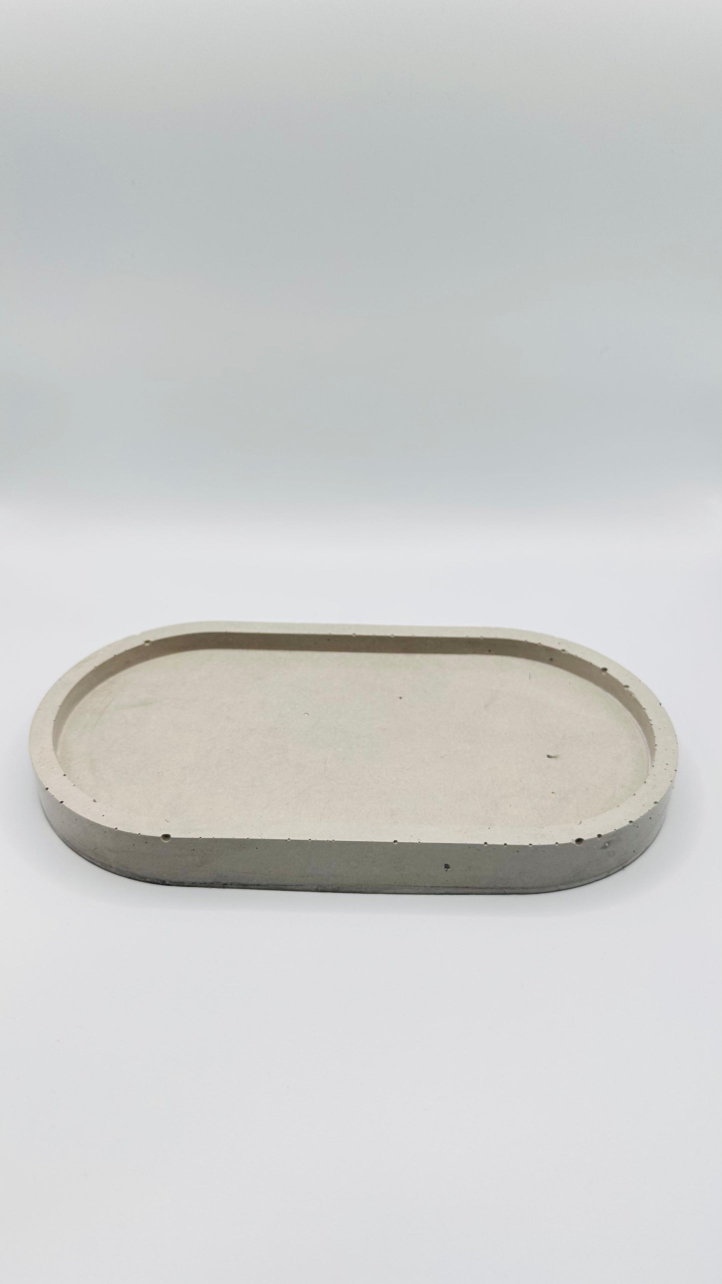 Dekotablett 18 cm aus Beton in ovaler Form Herzberg Crafts