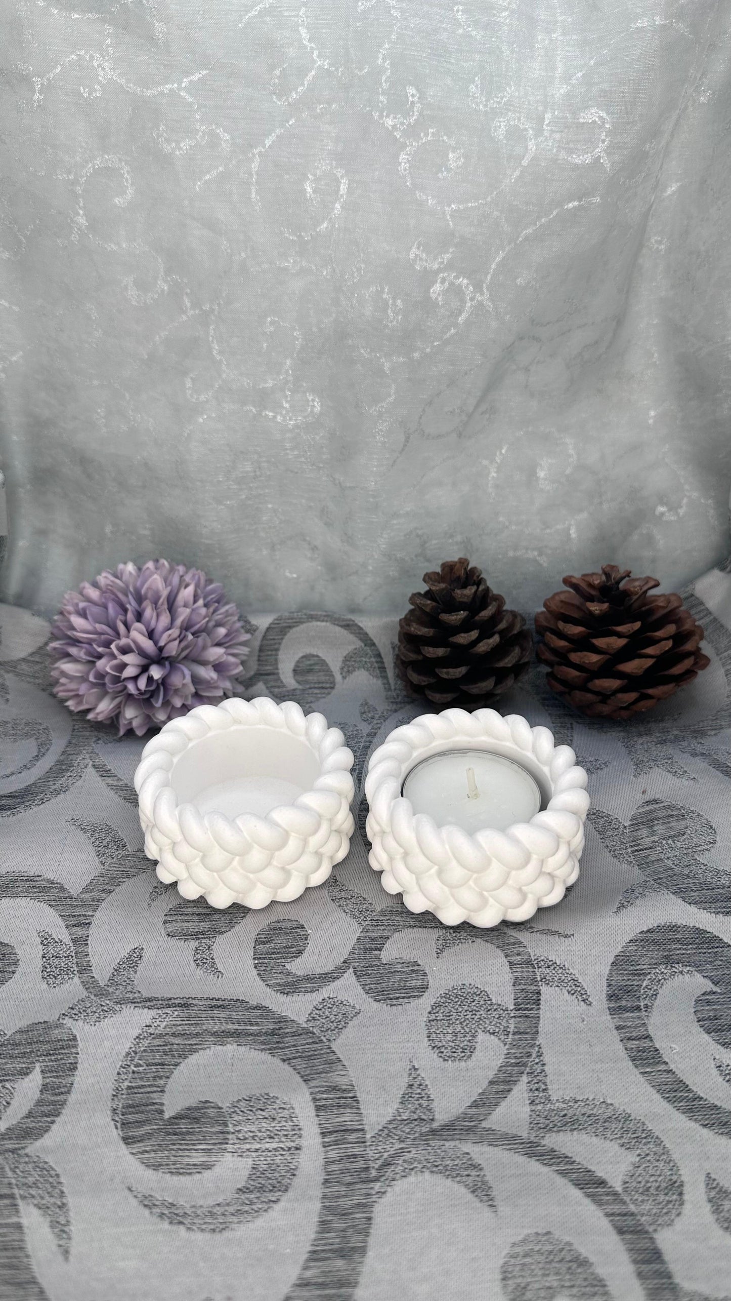 Geflochtene Keracraft-Teelichthalter in Weiß mit Teelicht Herzberg Crafts