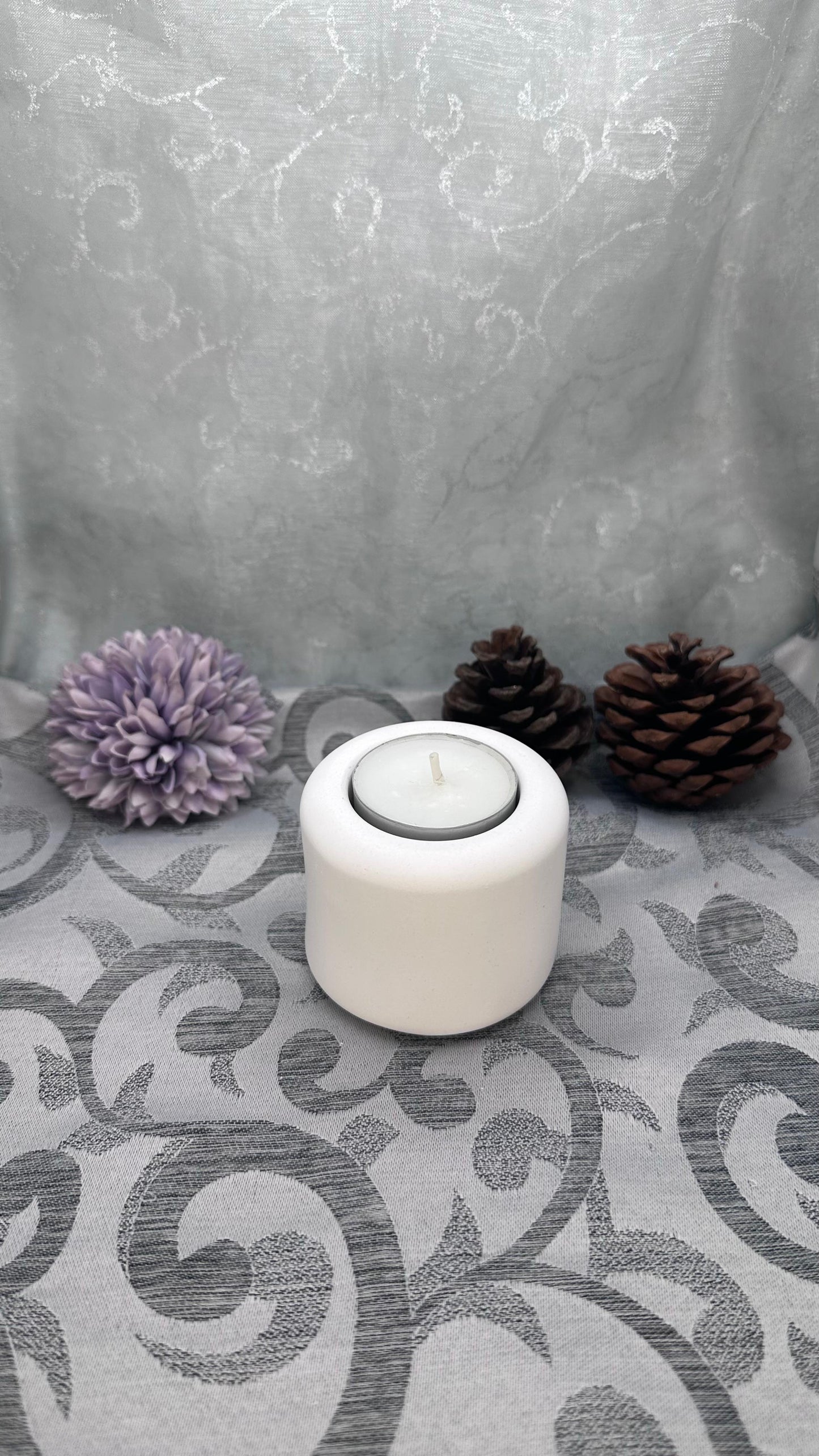 Runder, glatter Keracraft-Teelichthalter in Weiß mit eingesetztem Teelicht. Herzberg Crafts