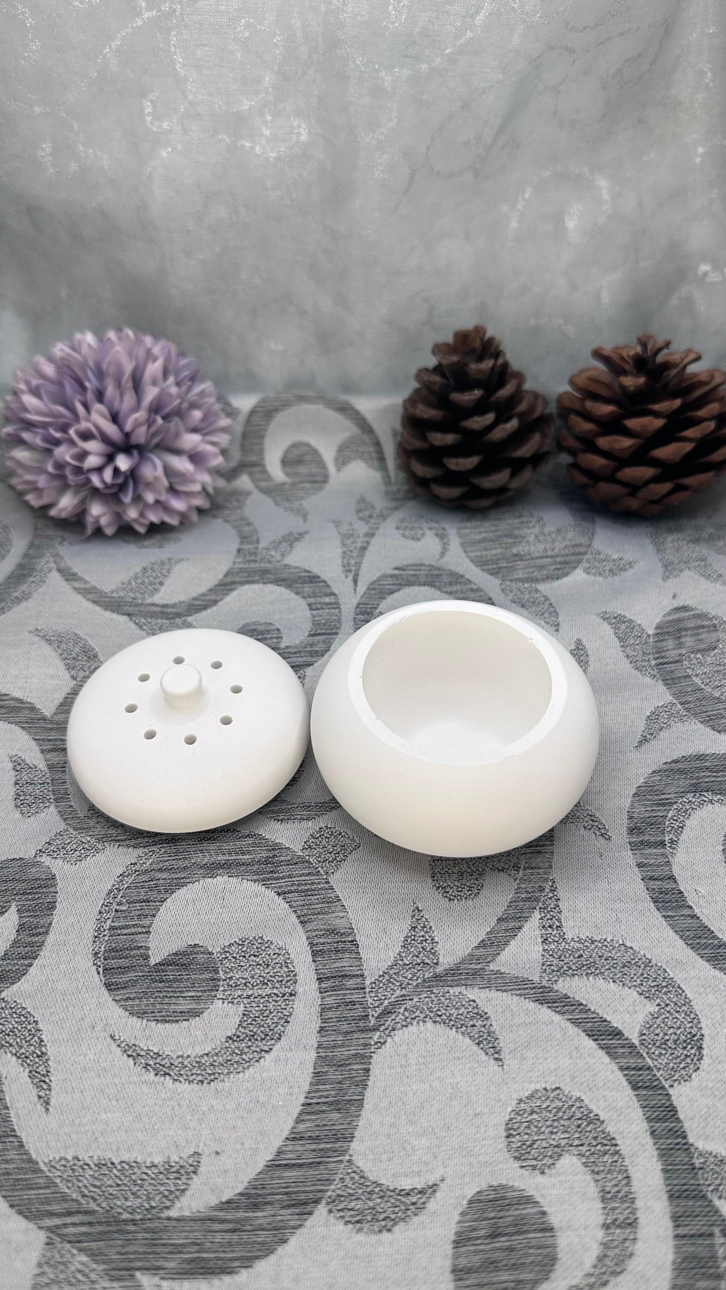 Runde Keracraft-Dose mit passendem Deckel und kleinen Öffnungen darin. Herzberg Crafts