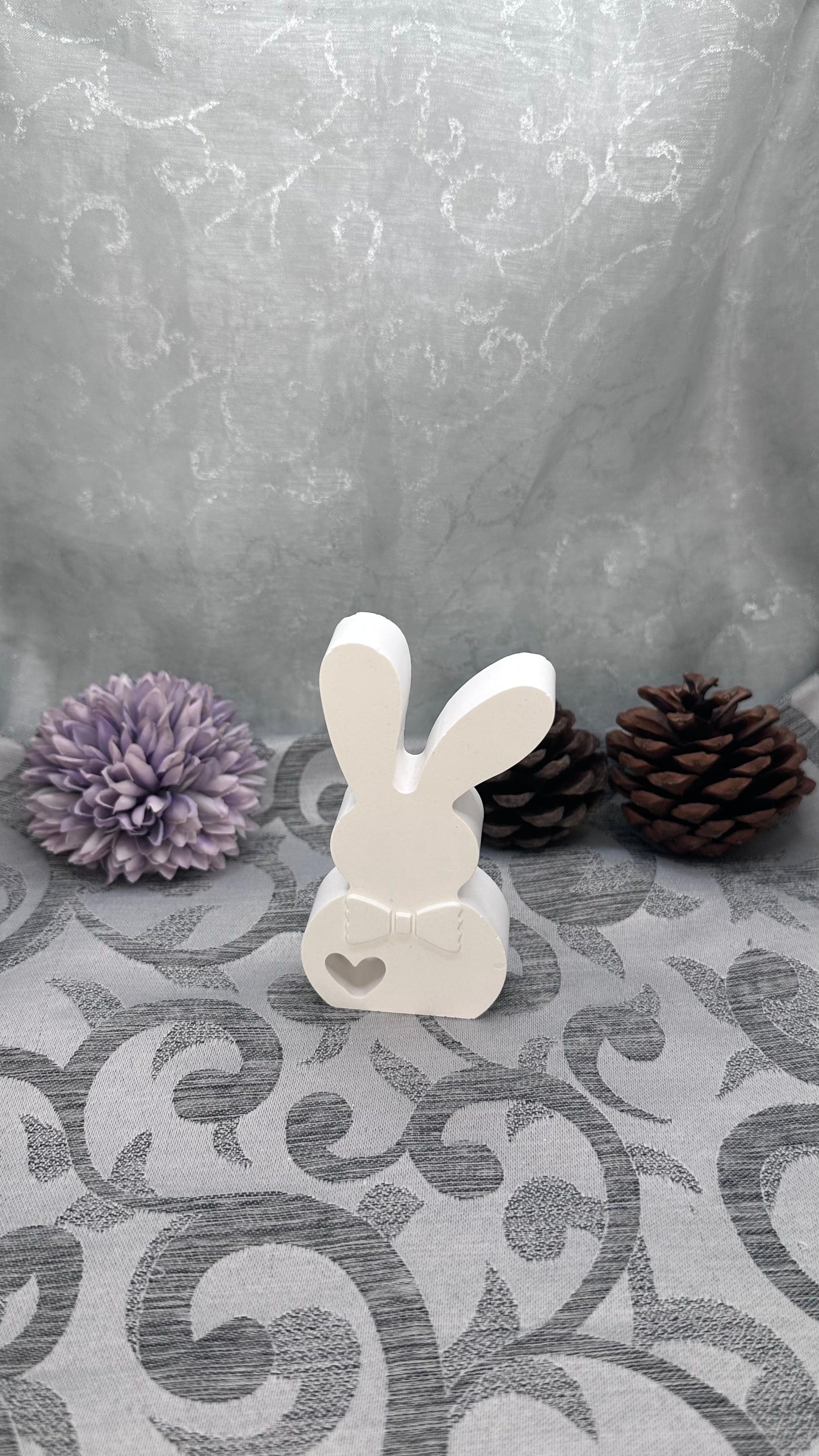Weiße Keracraft-Hasenfigur "Klein" mit Schleife und Herzdetail.
Herzberg Crafts