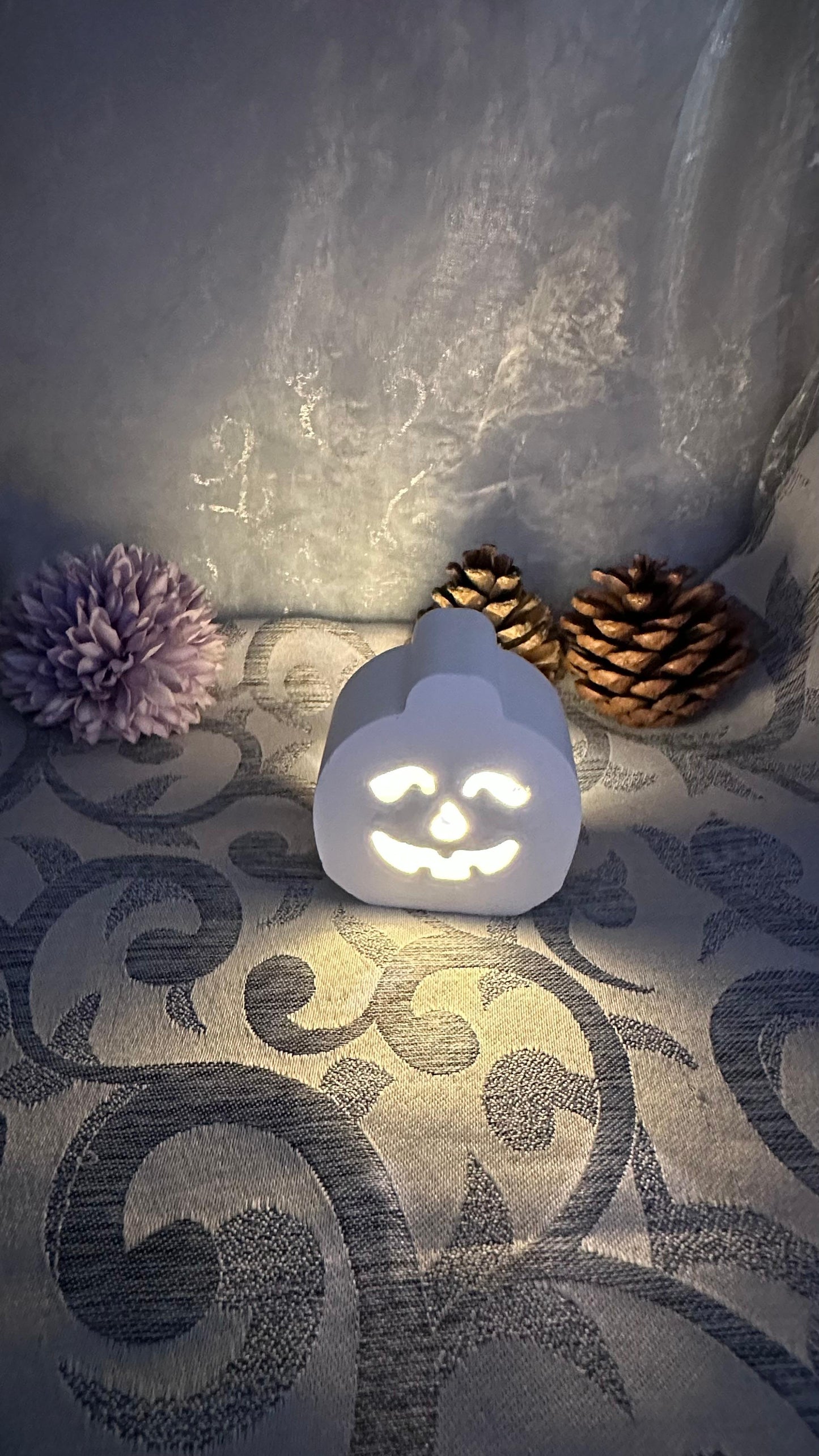 Keracraft Lichtkürbis mit Tropfenaugen leuchtend.
Herzberg Crafts