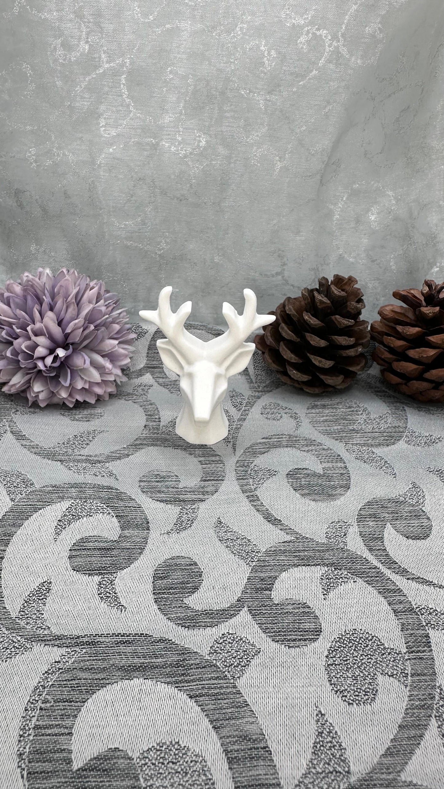 Weiße Keracraft-Figur eines Hirschkopfes mit Geweih.
Herzberg Crafts