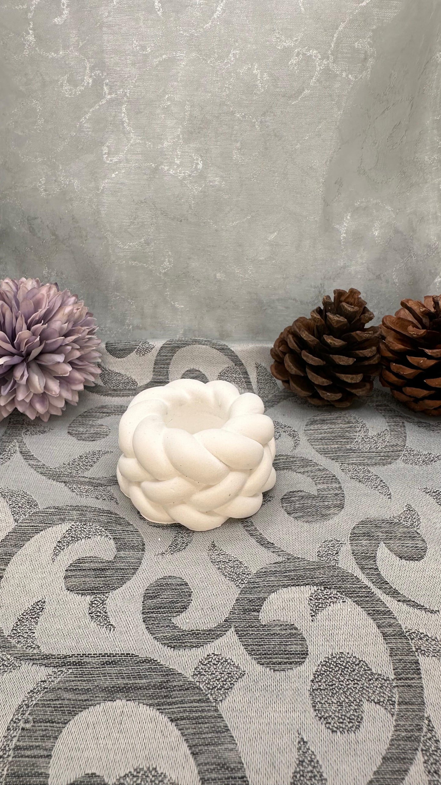 Geflochtener weißer Keracraft-Stabkerzenhalter in rundem Design.
Herzberg Crafts