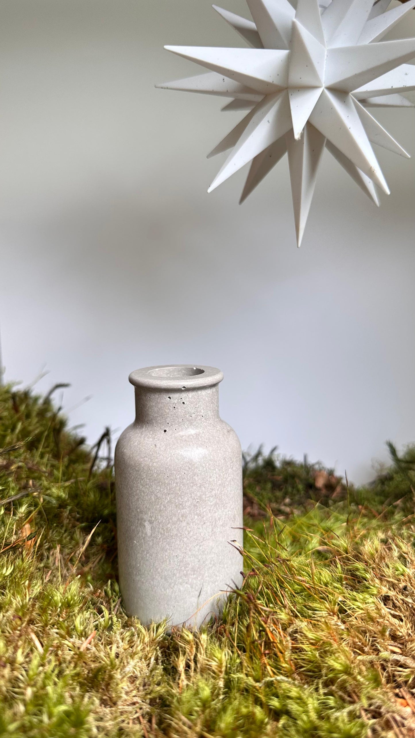 Zylindrische graue Betonvase mit kurzem Hals Herzberg Crafts