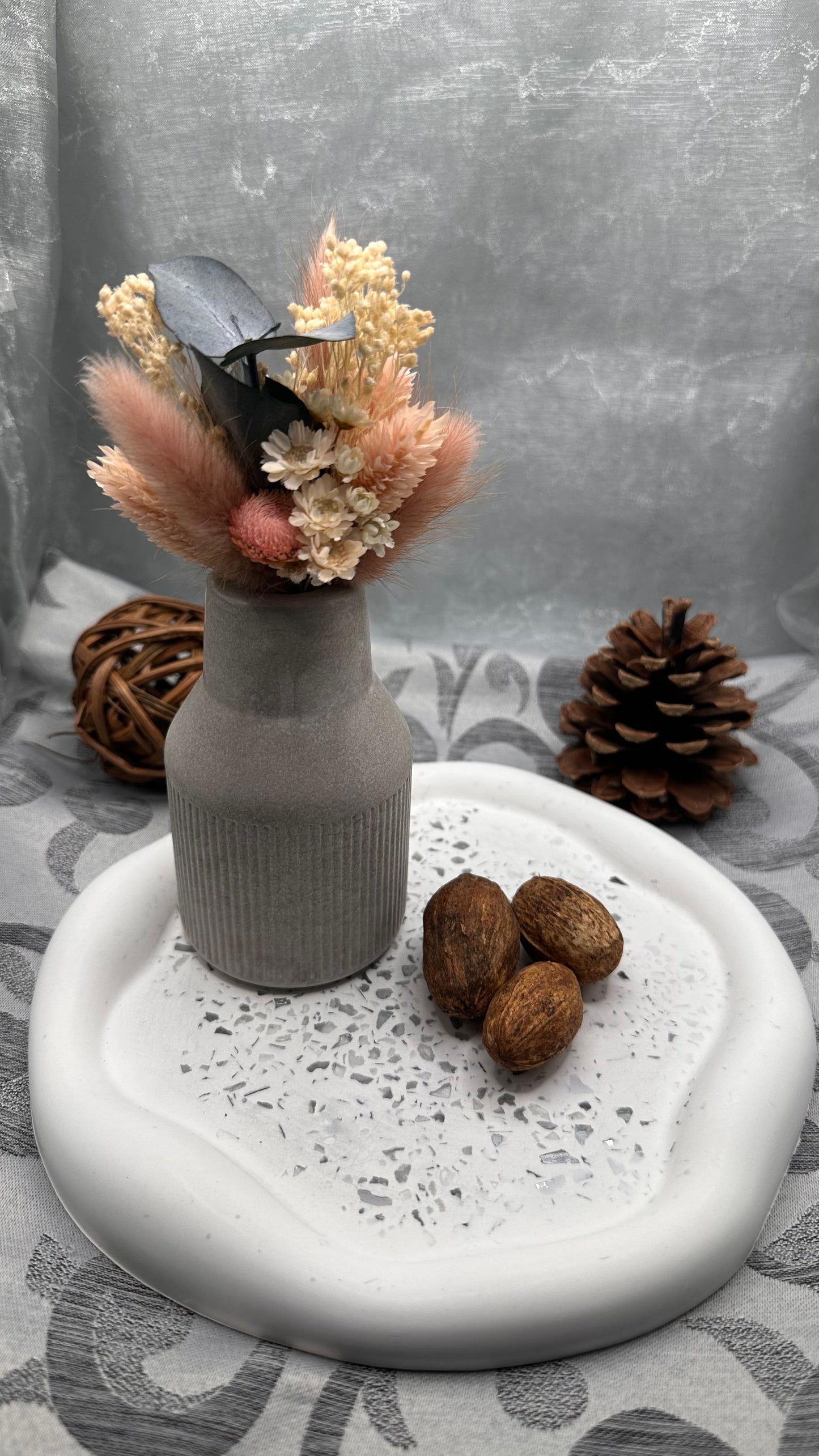 Graue Betonvase mit glatter und geriffelter Oberfläche Herzberg Crafts