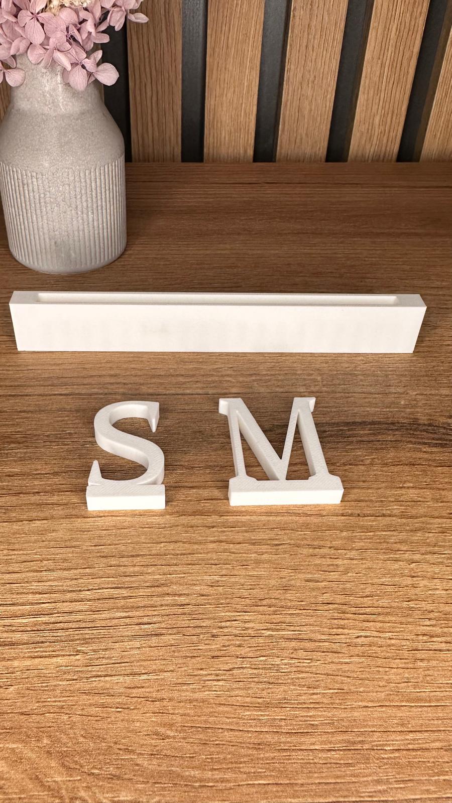 Weiße 3D-Buchstaben S und M als Deko-Stecker zum Personalisieren.
Herzberg Crafts