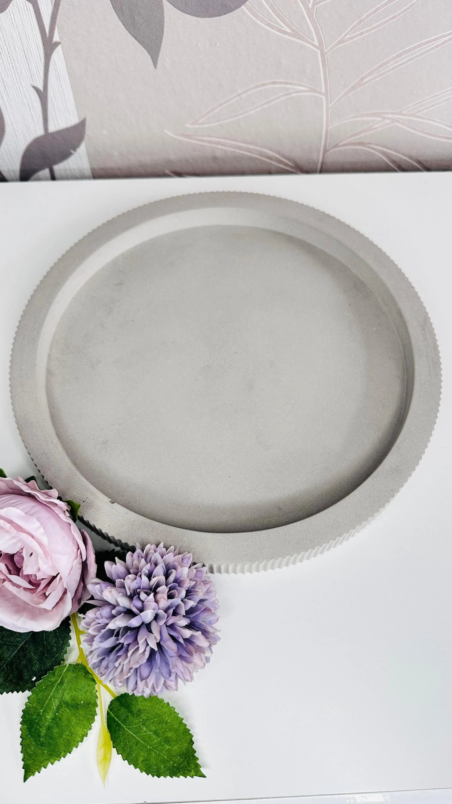 rundes Dekotablett Ø 24,5 cm aus Beton mit geriffeltem Rand Herzberg Crafts