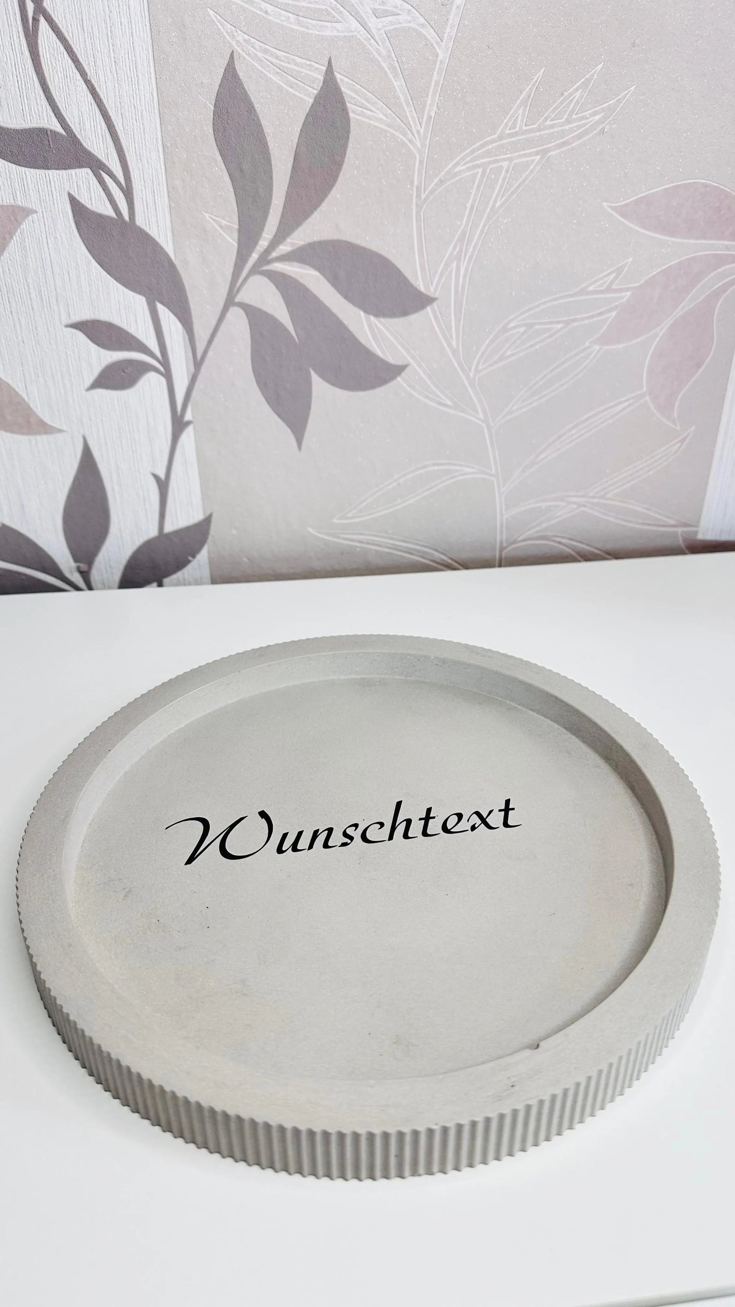 rundes Dekotablett Ø 24,5 cm aus Beton mit geriffeltem Rand, personalisierbar Herzberg Crafts