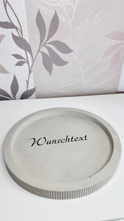 rundes Dekotablett Ø 24,5 cm aus Beton mit geriffeltem Rand, personalisierbar Herzberg Crafts