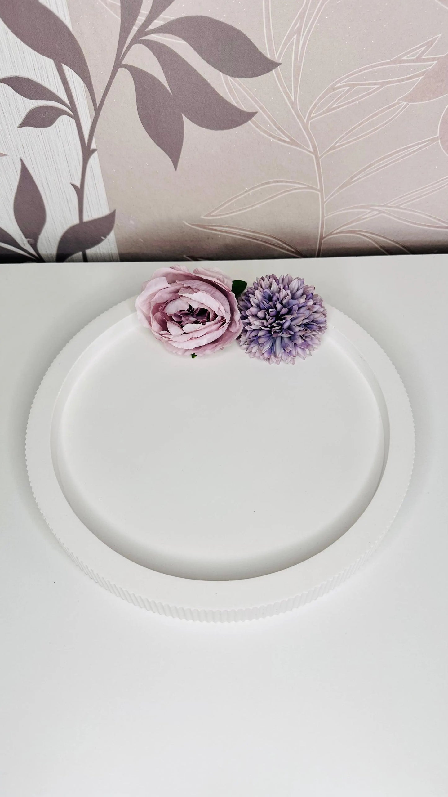 rundes Dekotablett Ø 24,5 cm aus Keracraft mit geriffeltem Rand  Herzberg Crafts