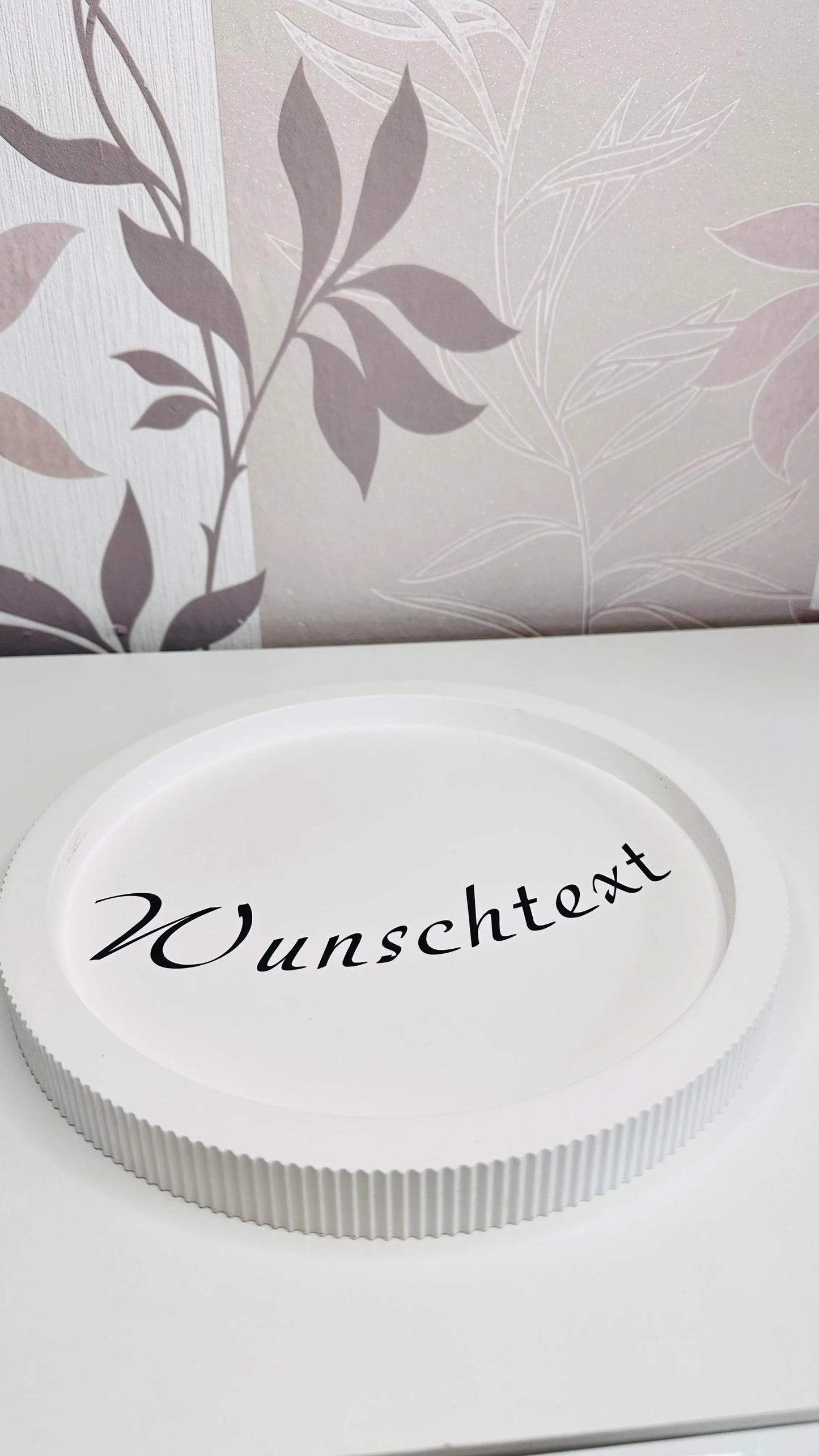 rundes Dekotablett Ø 24,5 cm aus Keracraft mit geriffeltem Rand, personalisierbar Herzberg Crafts