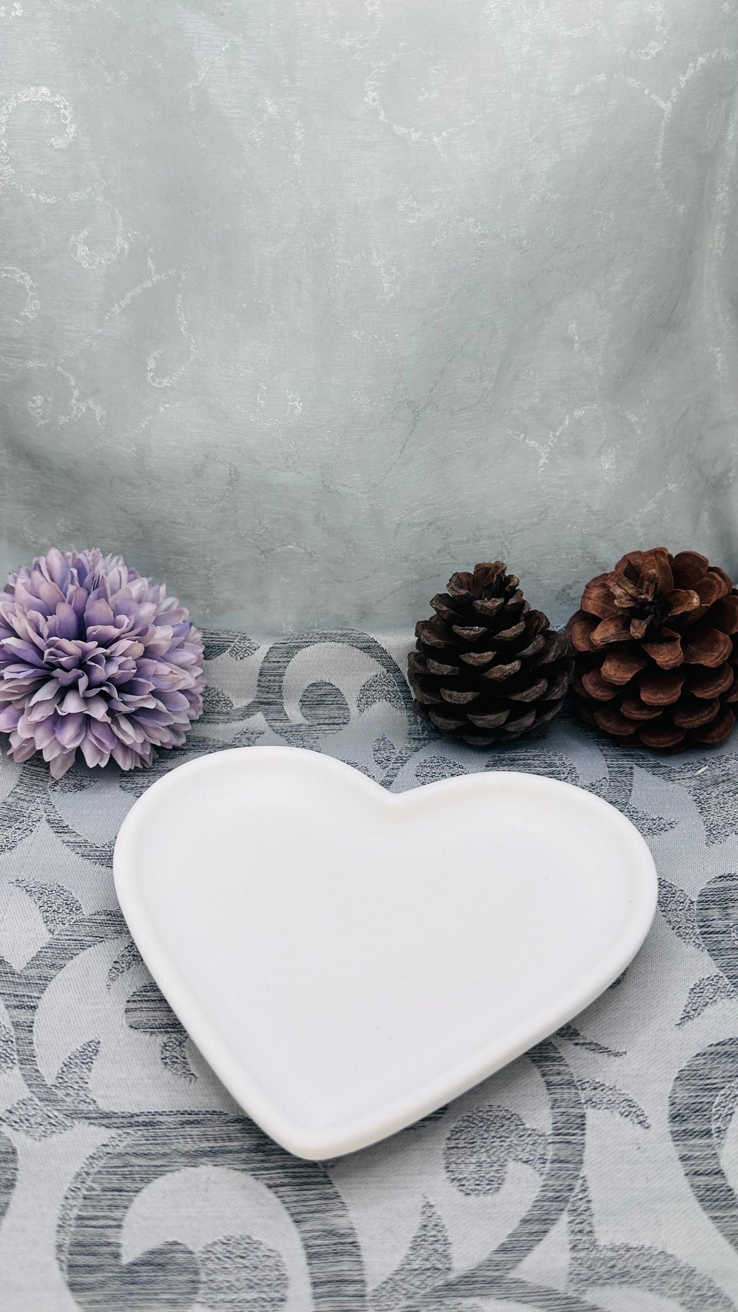 Herzförmiges Keracraft-Tablett in Weiß Herzberg Crafts