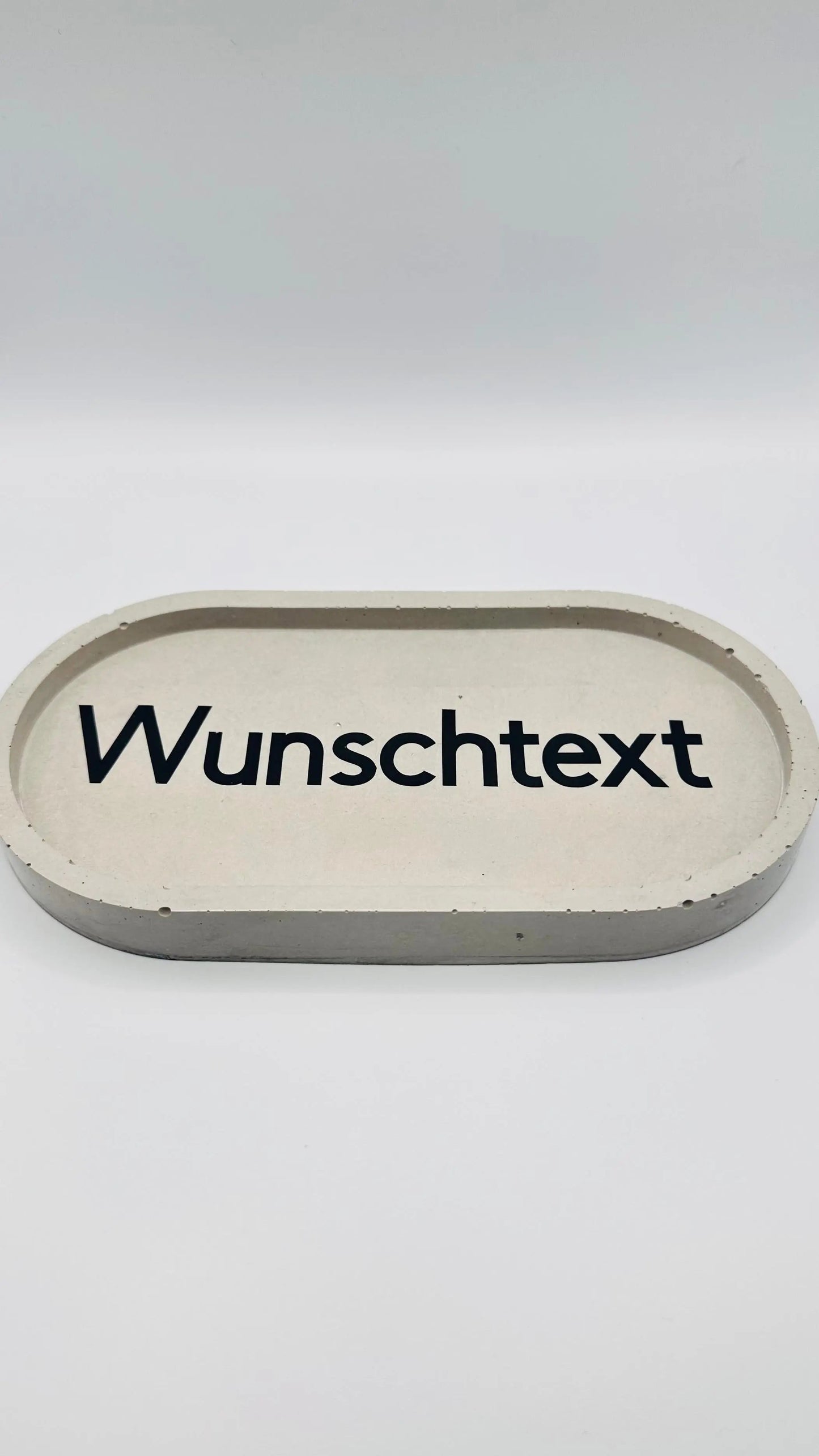 Dekotablett 18 cm  aus Beton in ovaler Form personalisiert Herzberg Crafts
