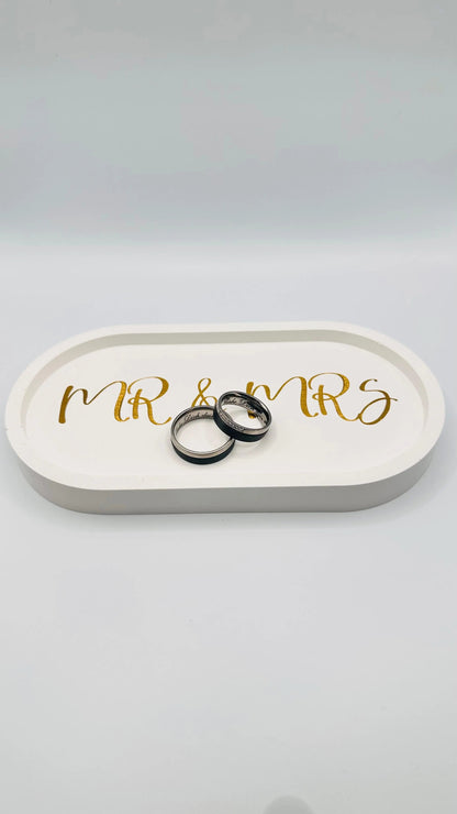 Dekotablett 18 cm aus Keracraft in ovaler Form personalisiert Herzberg Crafts