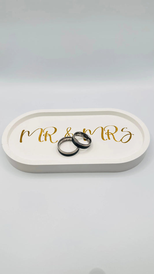 Dekotablett 18 cm aus Keracraft in ovaler Form personalisiert Herzberg Crafts