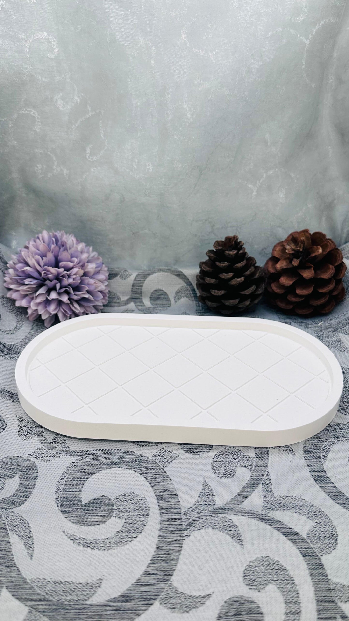 Ovales Keracraft-Tablett in Weiß mit feinem Karomuster Herzberg Crafts 