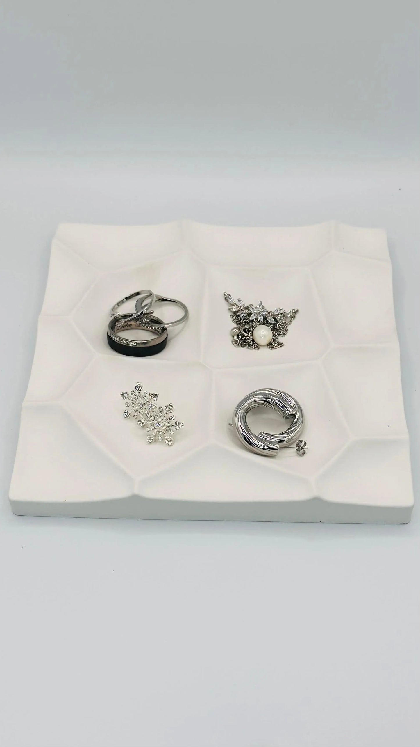 Dekotablett mit Wabenmuster aus Keracraft Herzberg Crafts