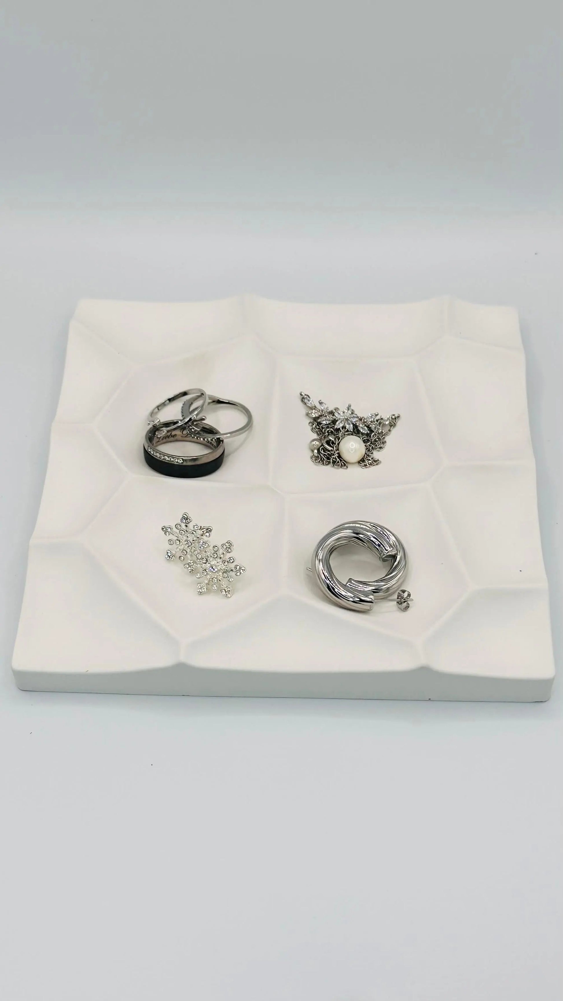 Dekotablett mit Wabenmuster aus Keracraft Herzberg Crafts