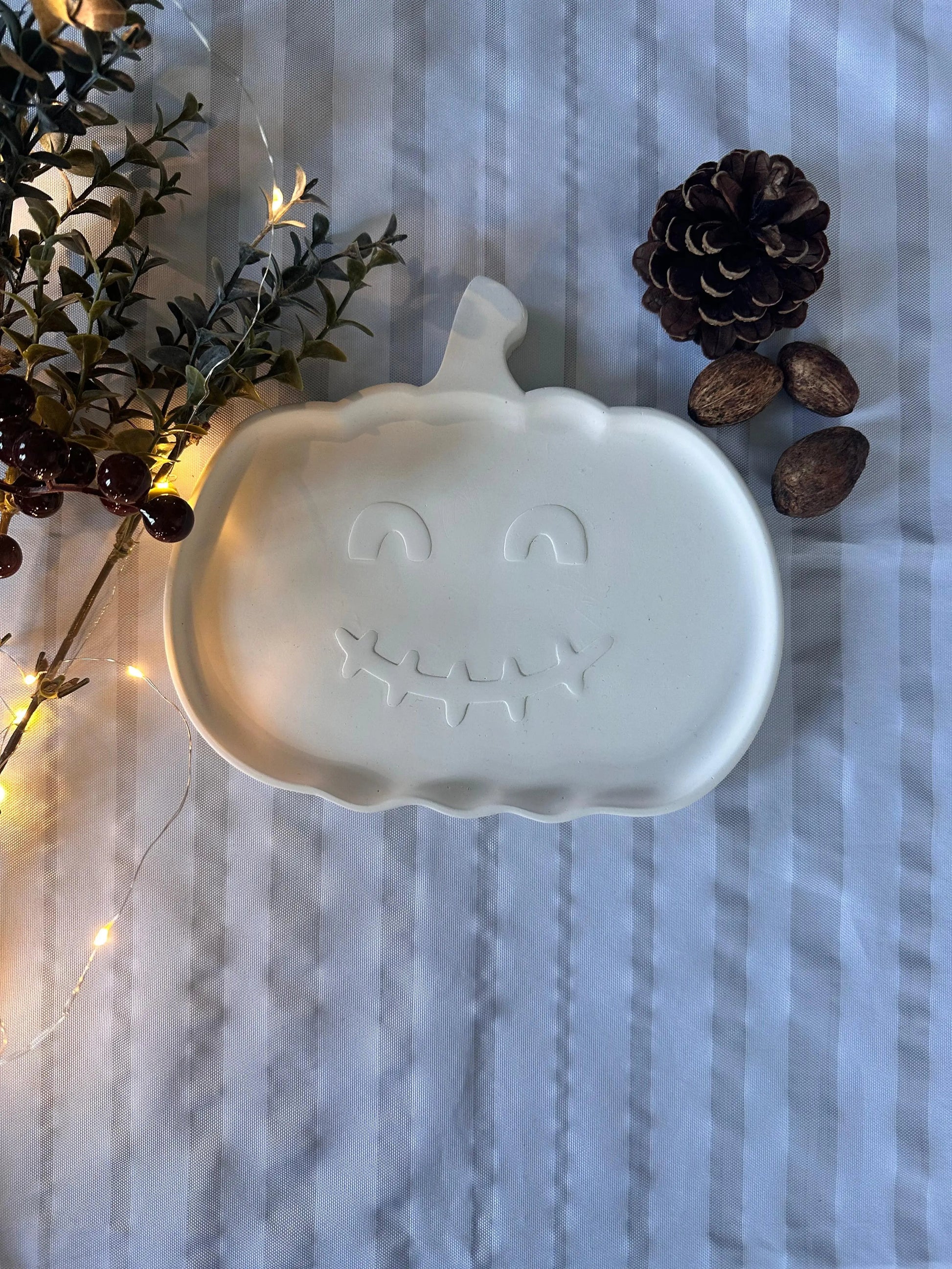 Kürbisförmiges Tablett aus Keracraft mit Gesicht Herzberg Crafts