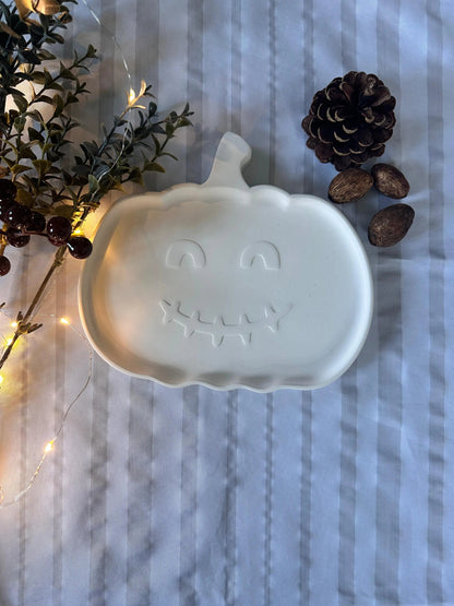 Kürbisförmiges Tablett aus Keracraft mit Gesicht Herzberg Crafts