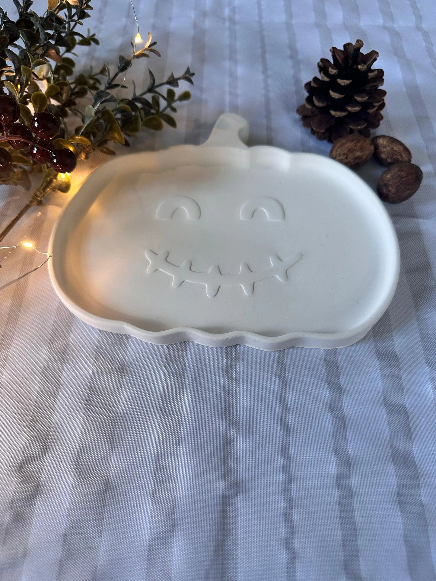 Kürbisförmiges Tablett aus Keracraft mit Gesicht  Herzberg Crafts