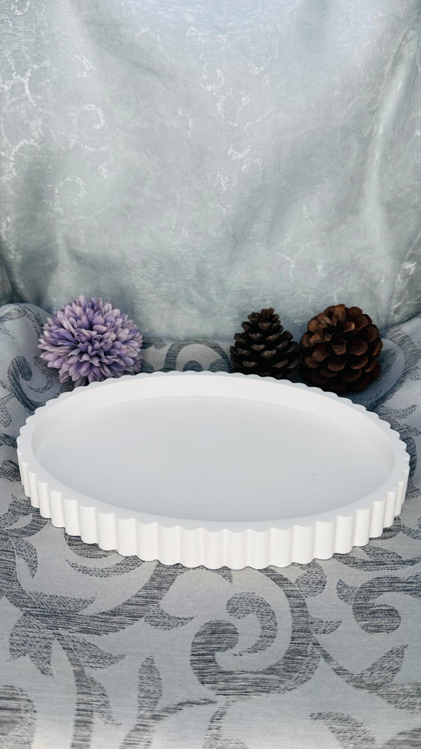 Ovales Keracraft-Tablett Ø 20cm in Weiß mit geriffeltem Rand Herzbegr Crafts