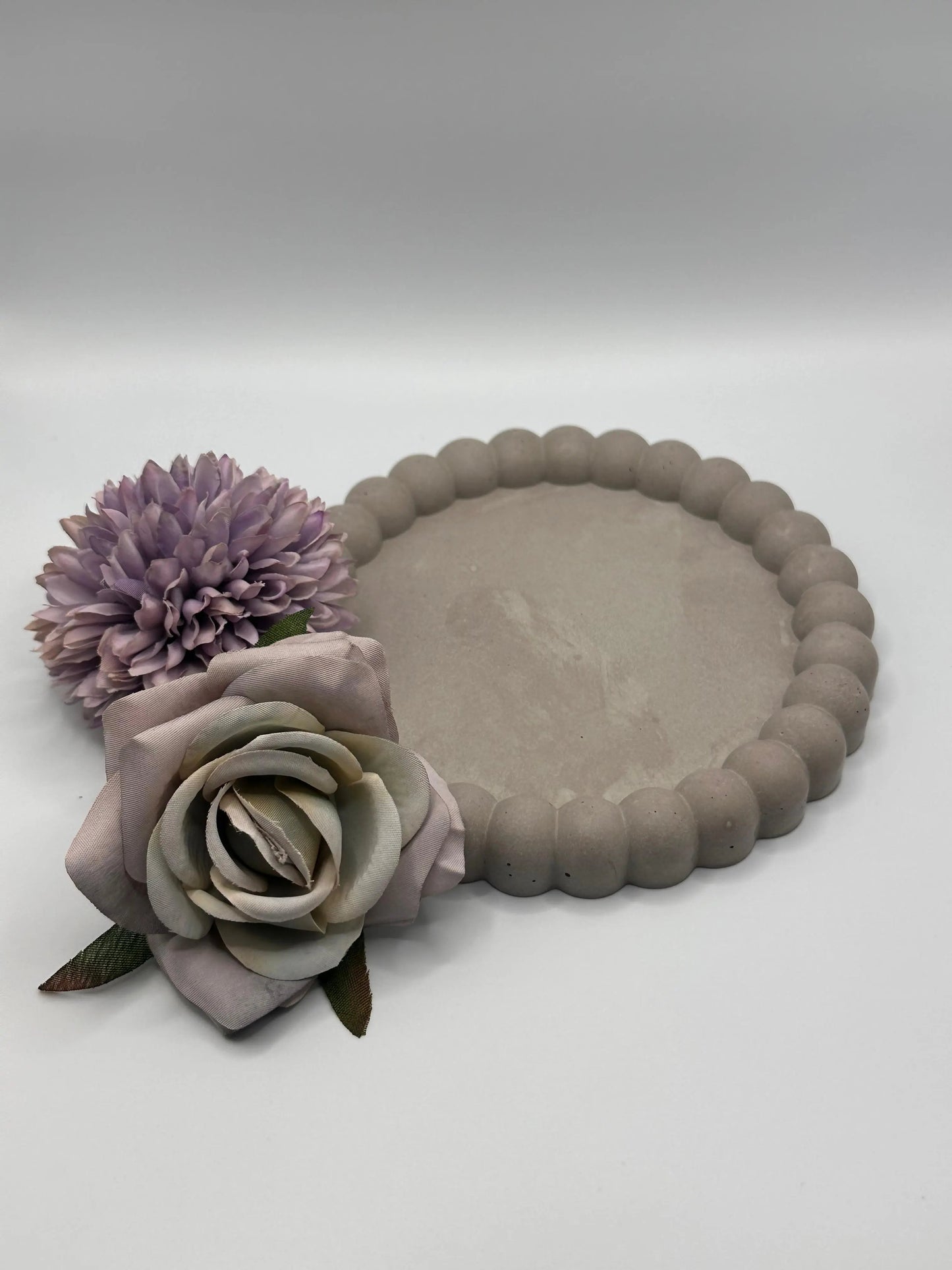 Runder Untersetzer aus Beton Ø 13,5 cm mit Blasenrand Herzberg Crafts