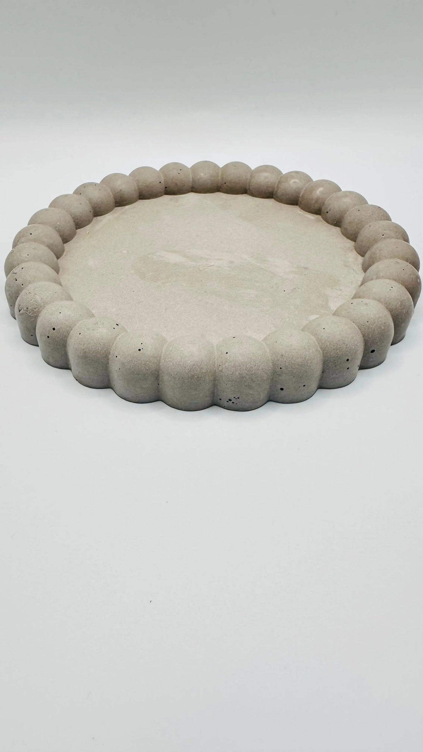 Runder Untersetzer aus Beton Ø 13,5 cm  mit Blasenrand Herzberg Crafts