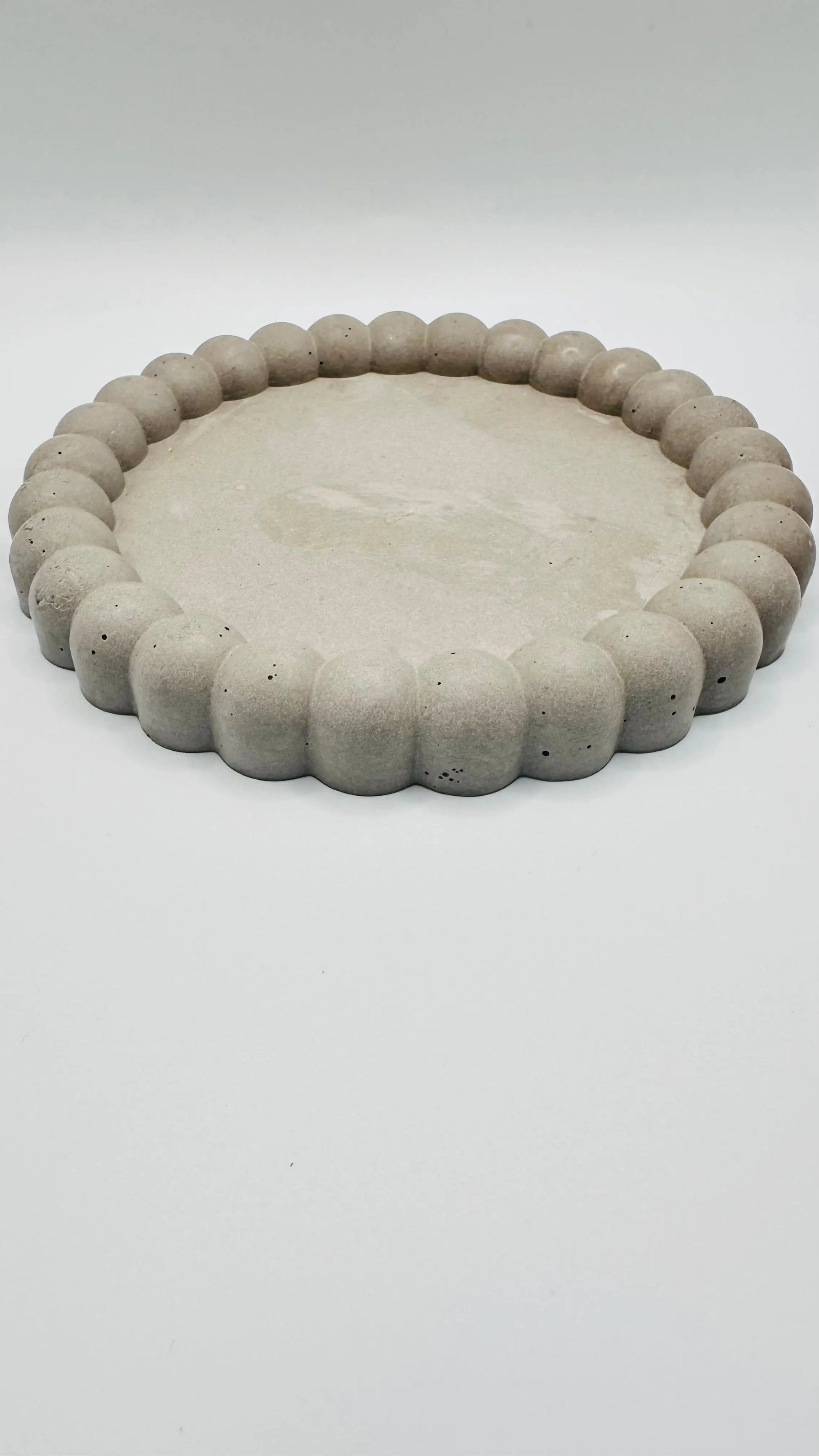 Runder Untersetzer aus Beton Ø 13,5 cm  mit Blasenrand Herzberg Crafts