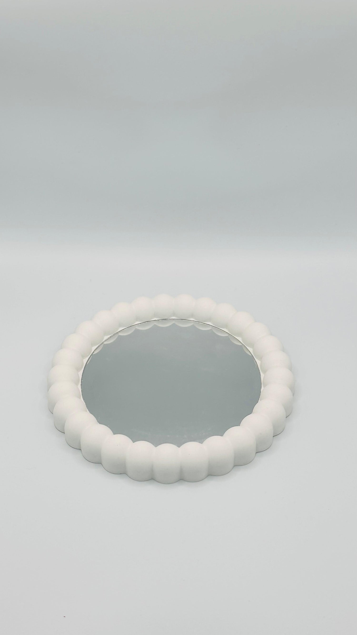 Runder Spiegel mit weißem Bubble-Rahmen aus Keracraft.
Herzberg Crafts