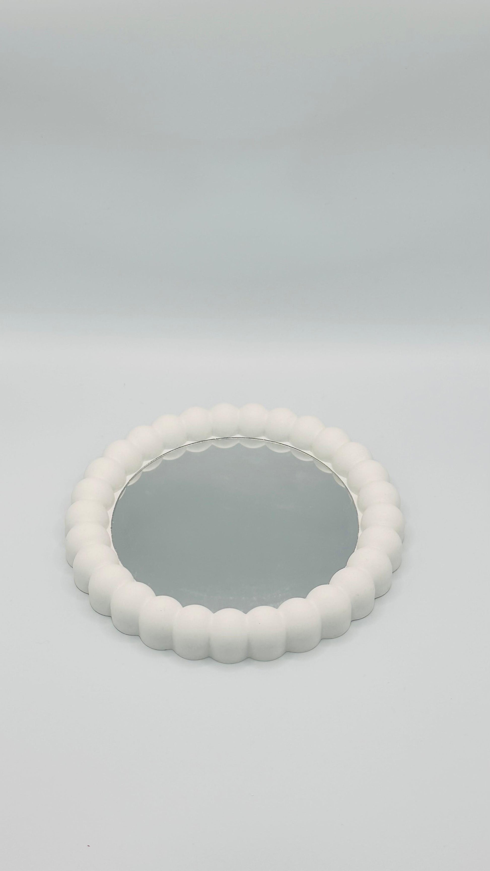 Runder Spiegel mit weißem Bubble-Rahmen aus Keracraft.
Herzberg Crafts