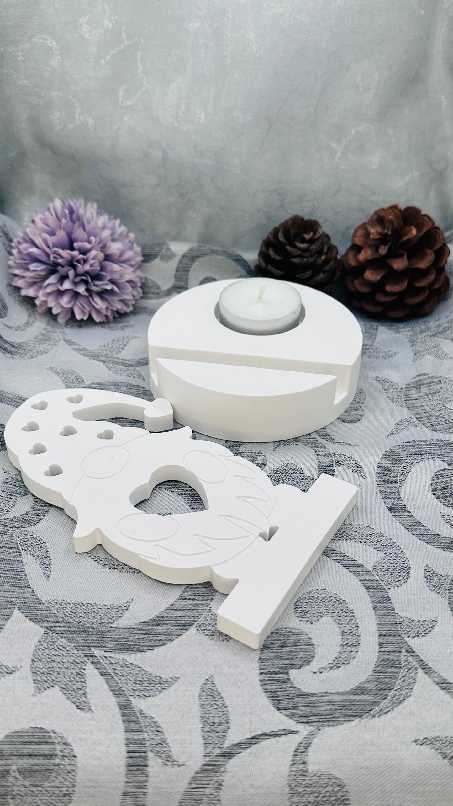 Zweiteiliges Keracraft-Teelichthalter-Set mit Wichtel und passender Basis. Herzberg Crafts