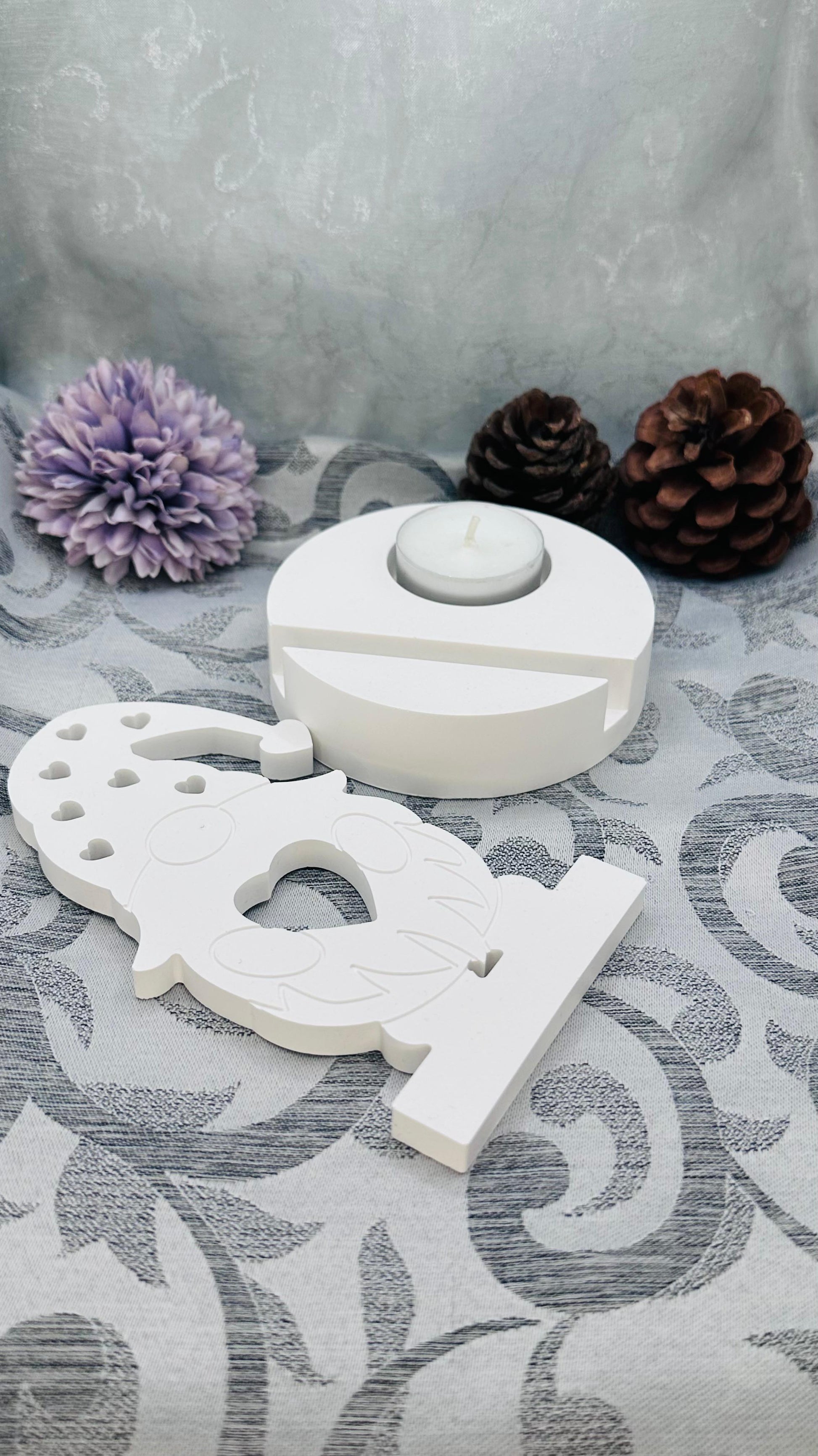 Zweiteiliges Keracraft-Teelichthalter-Set mit Wichtel und passender Basis. Herzberg Crafts