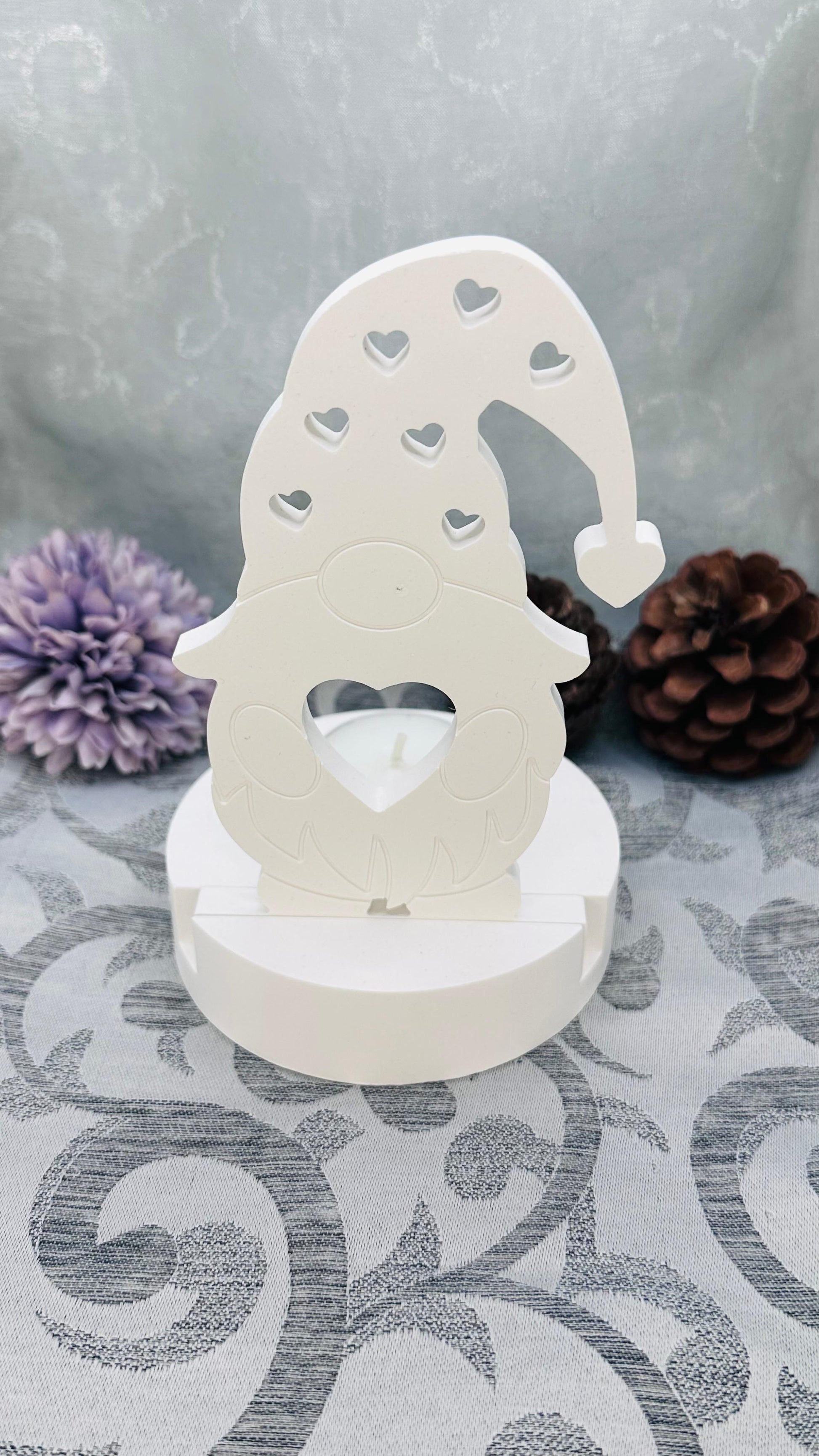 zweiteiliger Keracraft-Teelichthalter in Wichtelform mit Herz-Ausschnitten. Herzberg Craft