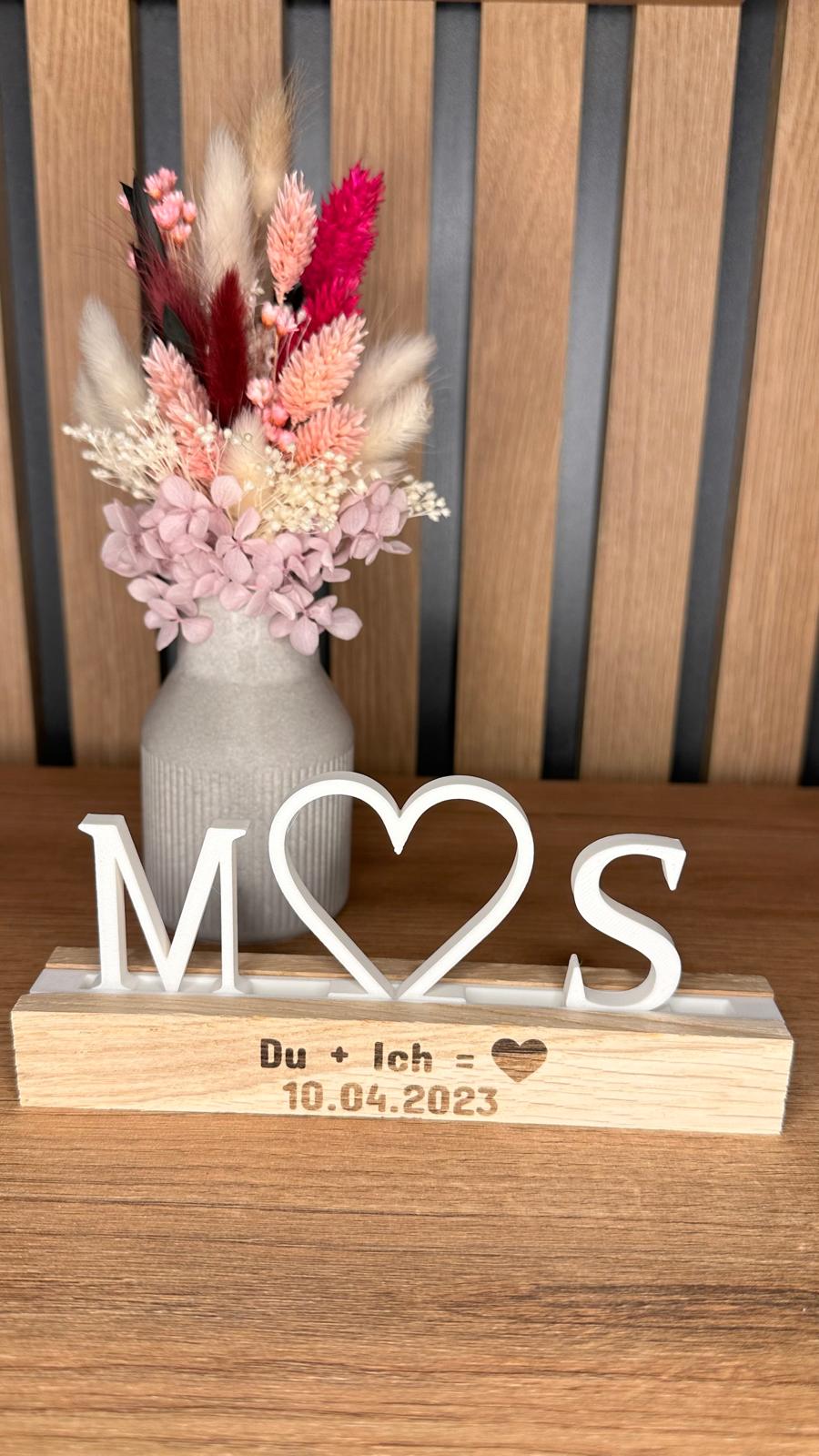 Personalisierter Deko-Stecker mit Herz und Datum ‚Du + Ich = ♥ 10.04.2023. 
Herzberg Crafts