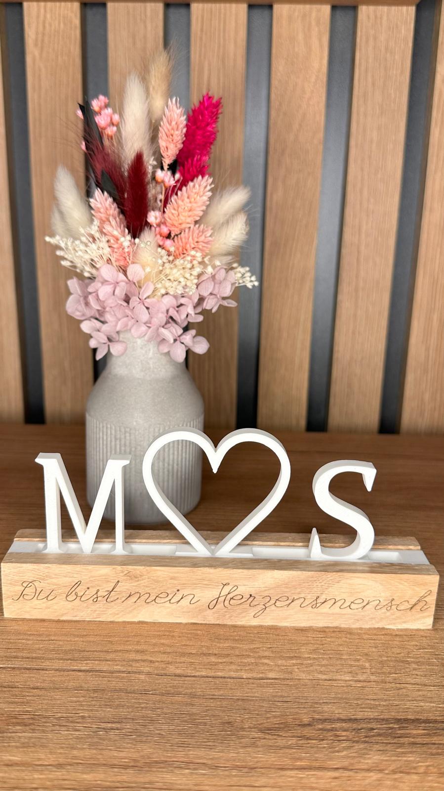 Deko-Stecker mit Initialen und Herz, Gravur ‚Du bist mein Herzensmensch‘ in Handschrift.
Herzberg Crafts
