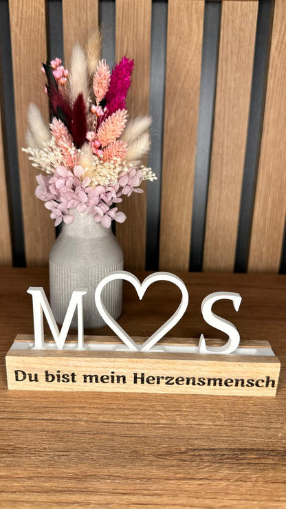 Deko-Stecker mit Initialen und Herz, Gravur ‚Du bist mein Herzensmensch‘ in Druckschrift.
Herzberg Crafts 