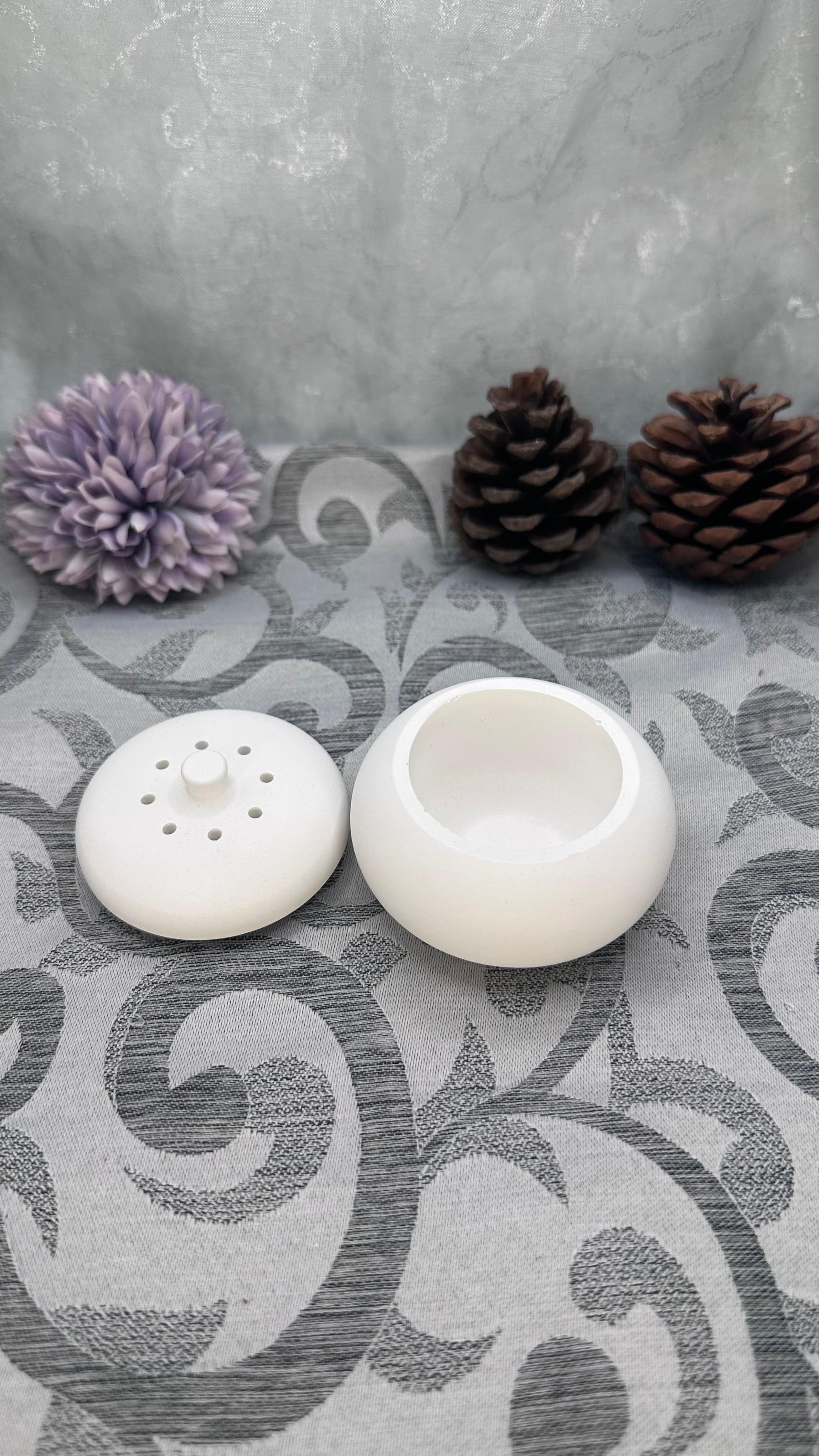 Runde Keracraft-Dose mit passendem Deckel und kleinen Öffnungen darin. Herzberg Crafts