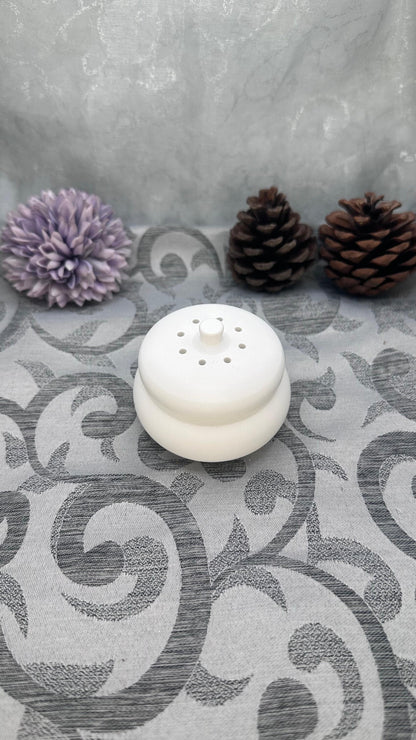 Runde Keracraft-Dose mit passendem Deckel und kleinen Öffnungen darin. Herzberg Crafts