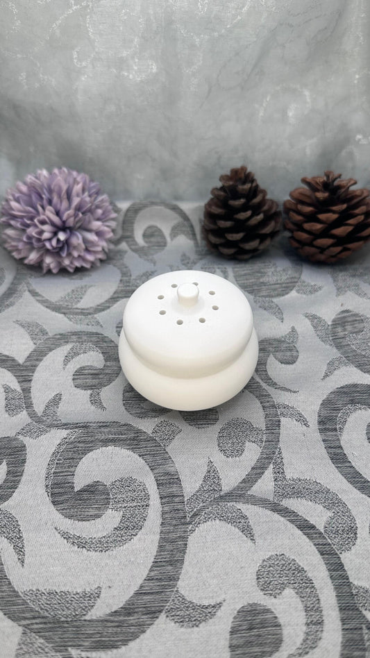 Runde Keracraft-Dose mit passendem Deckel und kleinen Öffnungen darin. Herzberg Crafts