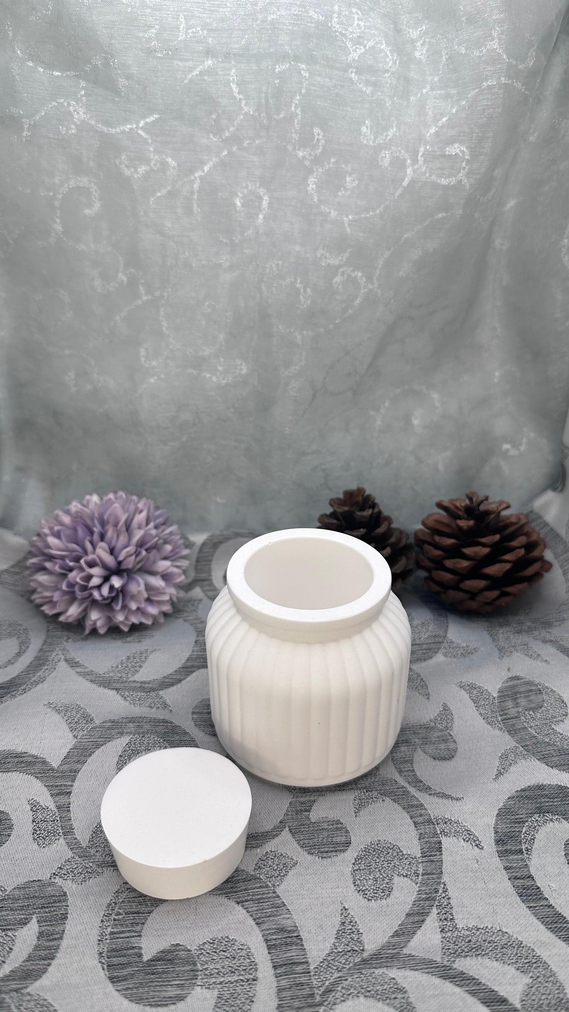 Runde Keracraft-Dose mit Rillenstruktur und passendem Deckel. Herzberg Crafts