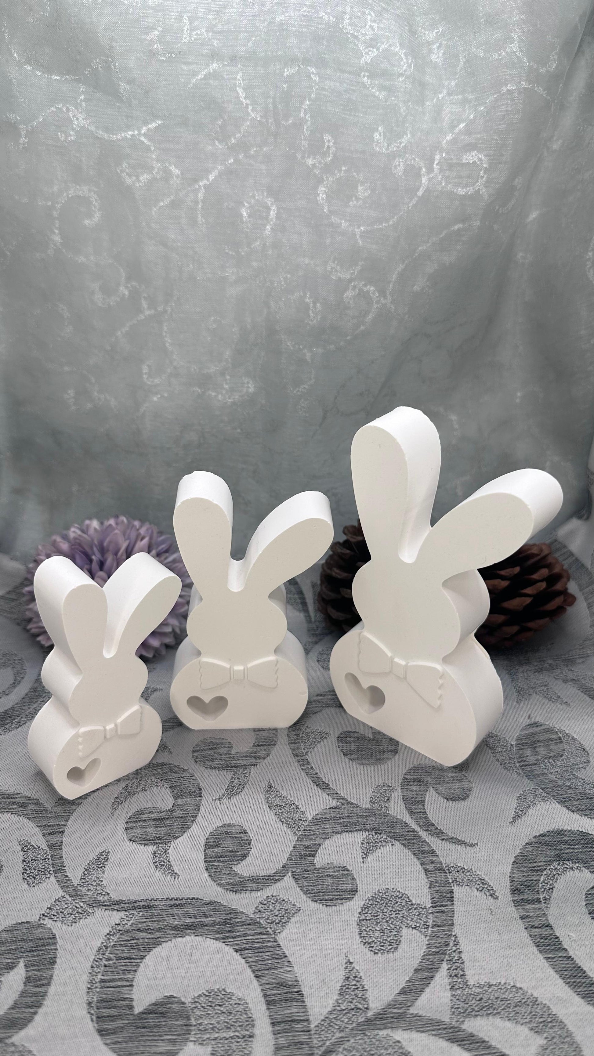 Dreiteiliges Keracraft-Osterhasen-Set in Weiß mit Herz- und Schleifendetail. Herzberg Crafts