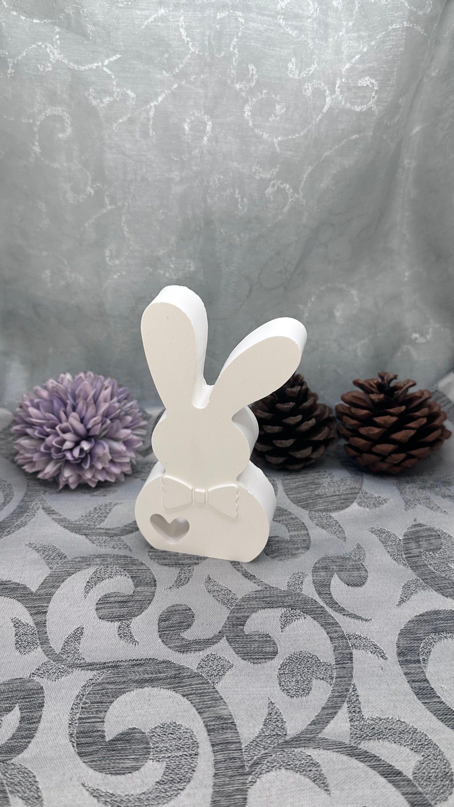 Weiße Keracraft-Hasenfigur "Groß"  mit Schleife und Herzdetail. 
Herzberg Crafts