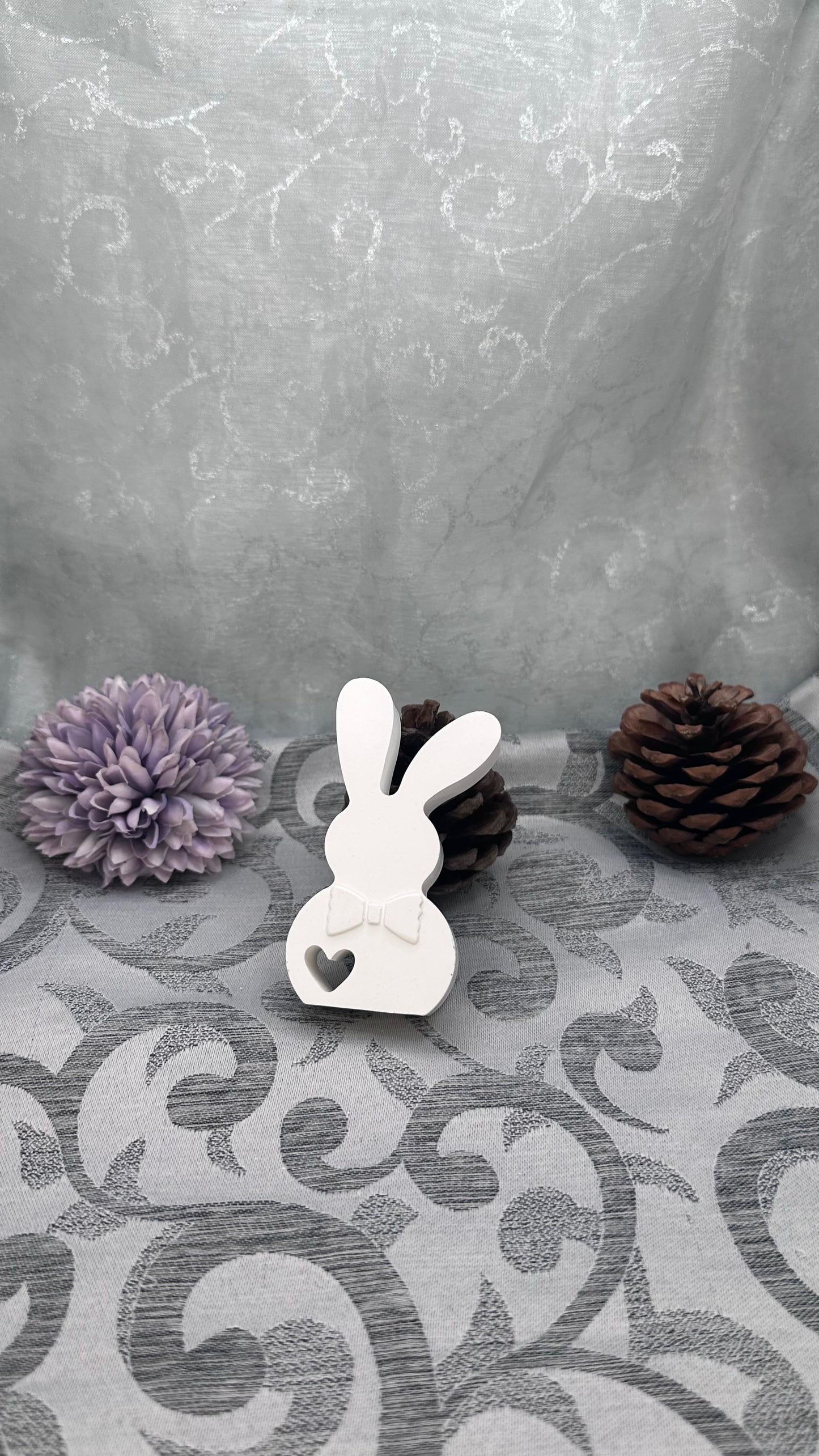 Weiße Keracraft-Hasenfigur "Mittel" mit Schleife und Herzdetail. 
Herzberg Crafts