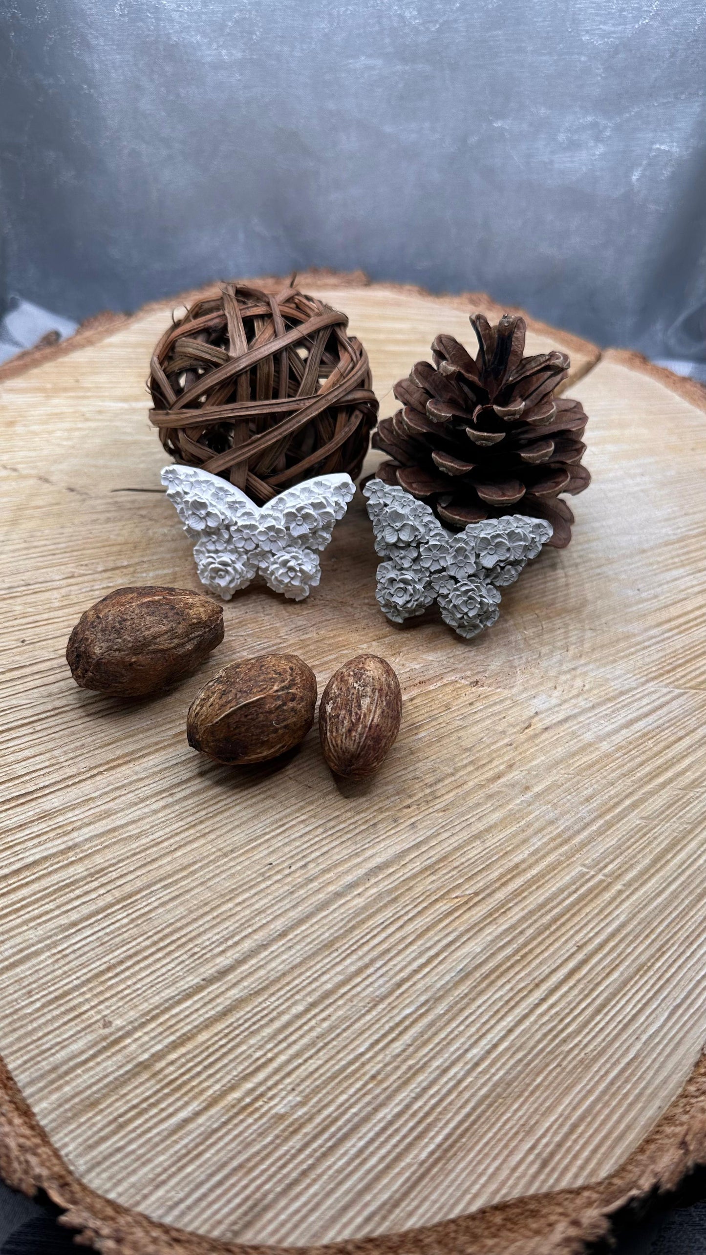 Blumenverzierte Schmetterlingsfiguren aus Beton und Keracraft Herzberg Crafts