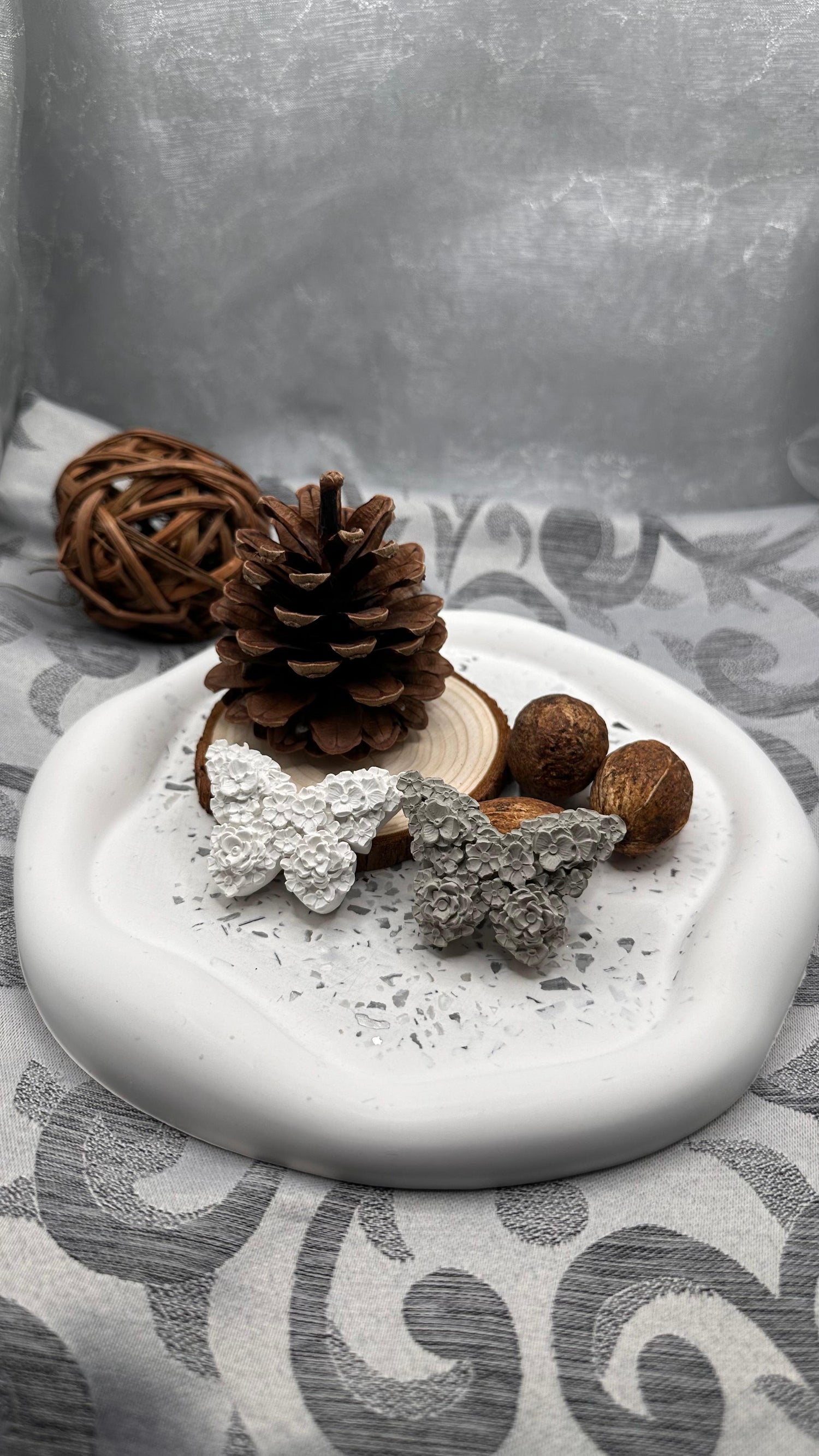 Blumenverzierte Schmetterlingsfiguren aus Beton und Keracraft Herzberg Crafts