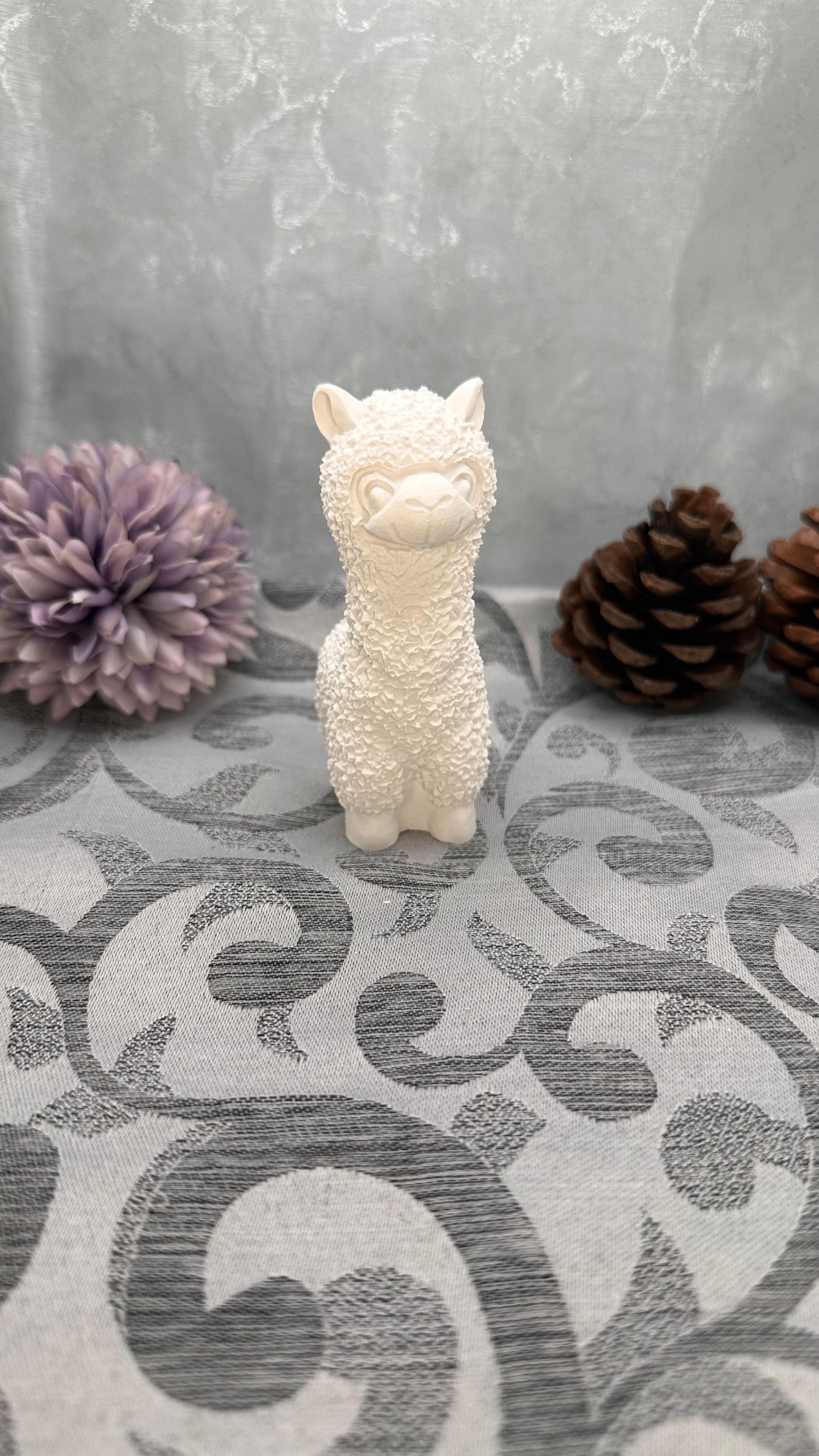 Weiße Keracraft-Lamafigur mit strukturierter Oberfläche.
 Herzberg Crafts