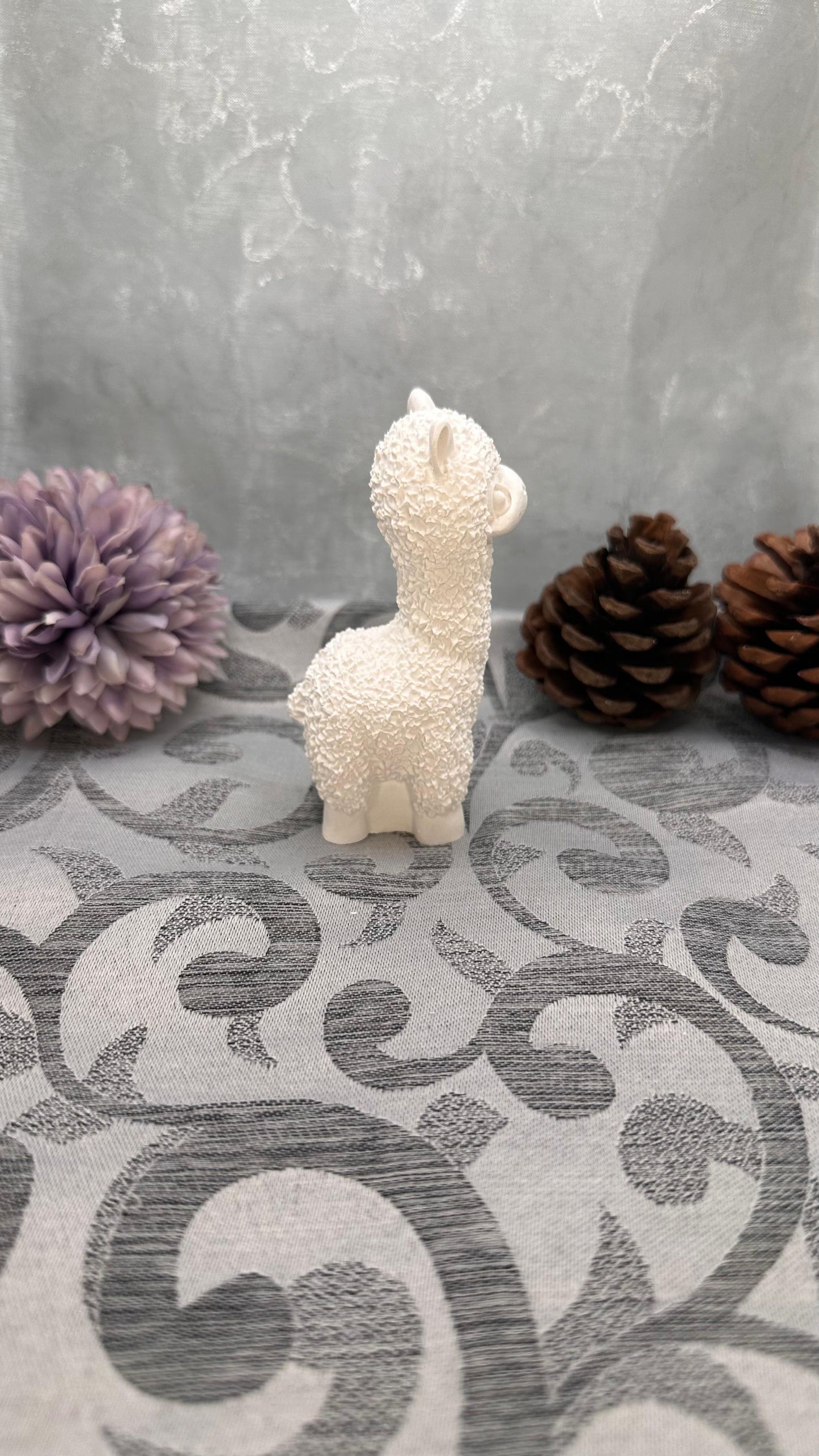 Weiße Keracraft-Lamafigur mit strukturierter Oberfläche in Seitenansicht. 
Herzberg Crafts